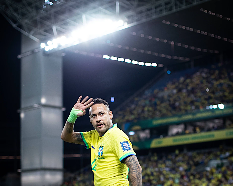 Brasiliens Superstar Neymar winkt nach dem Abpfiff mit Frust den Fans zu. Danach wurde er mit Popcorn beschmissen.