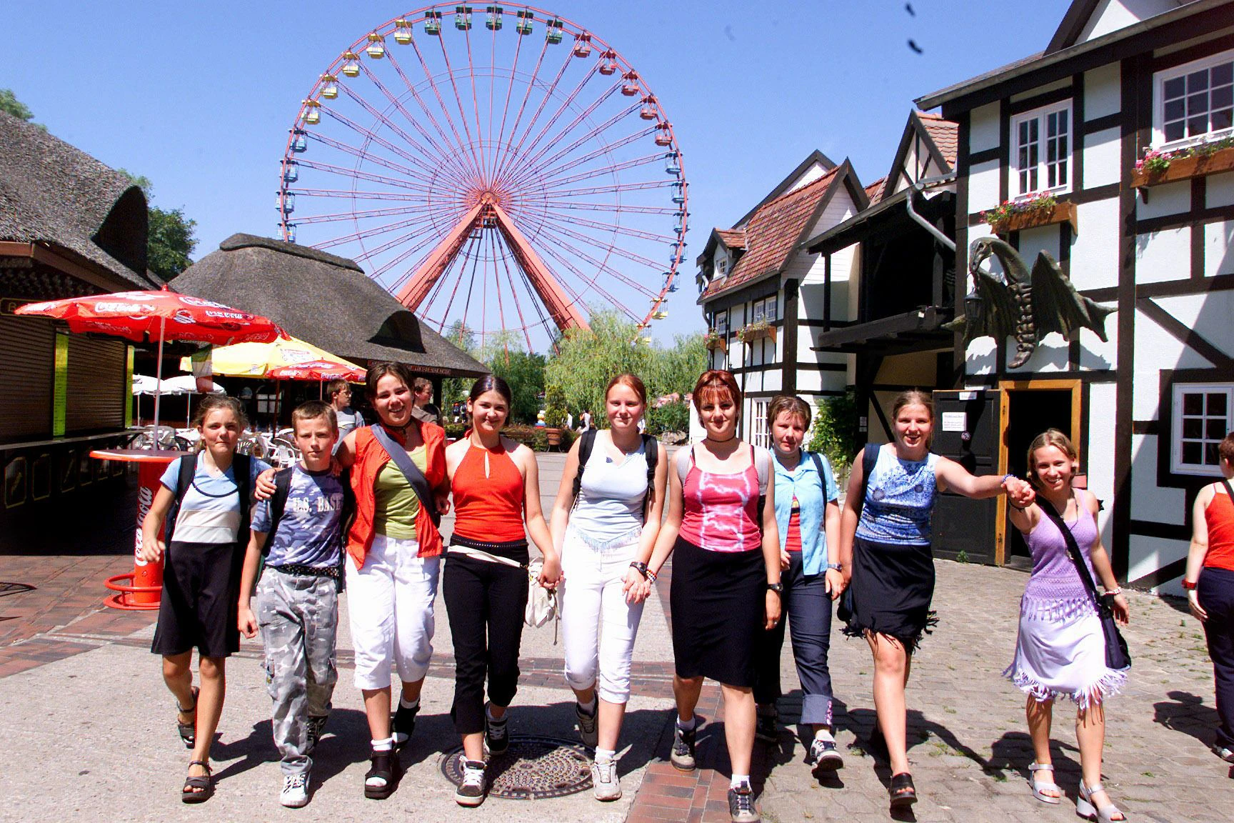 Ende der 90er-Jahre: Jugendliche besuchen den Spreepark, rechts im Bild das Englische Dorf, hinten das Riesenrad.&nbsp;