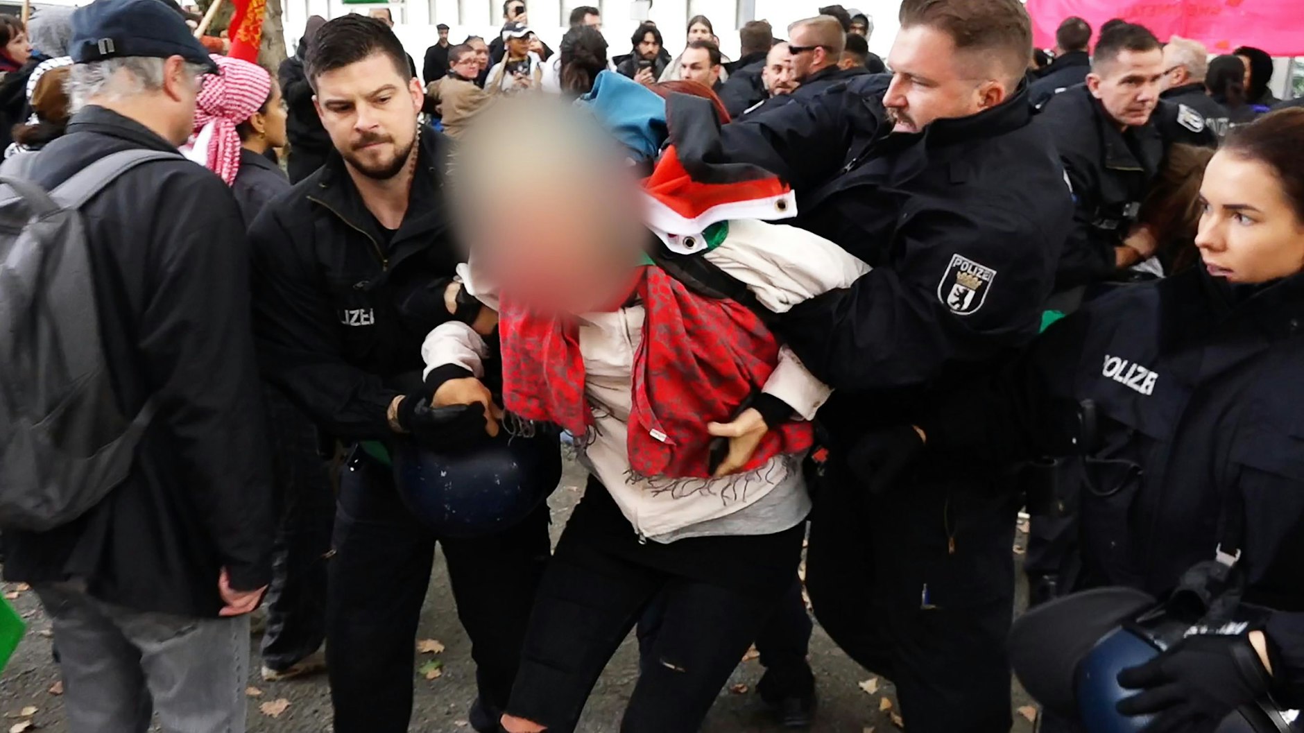 Eine Teilnehmerin einer pro-palästinensischen Demonstration wird von Polizisten in Gewahrsam genommen. Die Berliner Polizei hat aus Sorge vor antisemitischen Ausrufen, Gewaltverherrlichung oder Gewalttätigkeiten eine weitere pro-palästinensische Demonstration verboten.