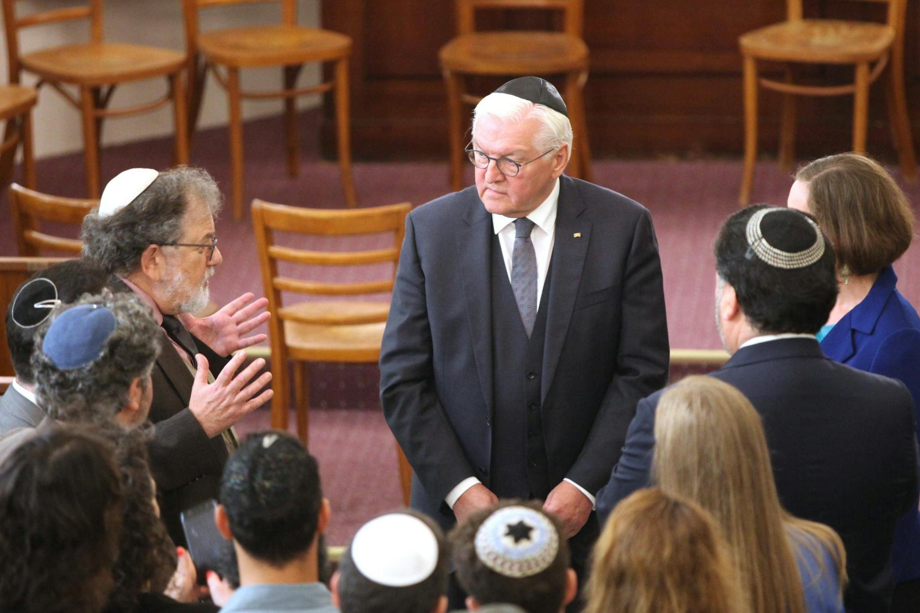 Bundespräsident Frank-Walter Steinmeier besucht die Synagoge in Berlin-Kreuzberg. 
