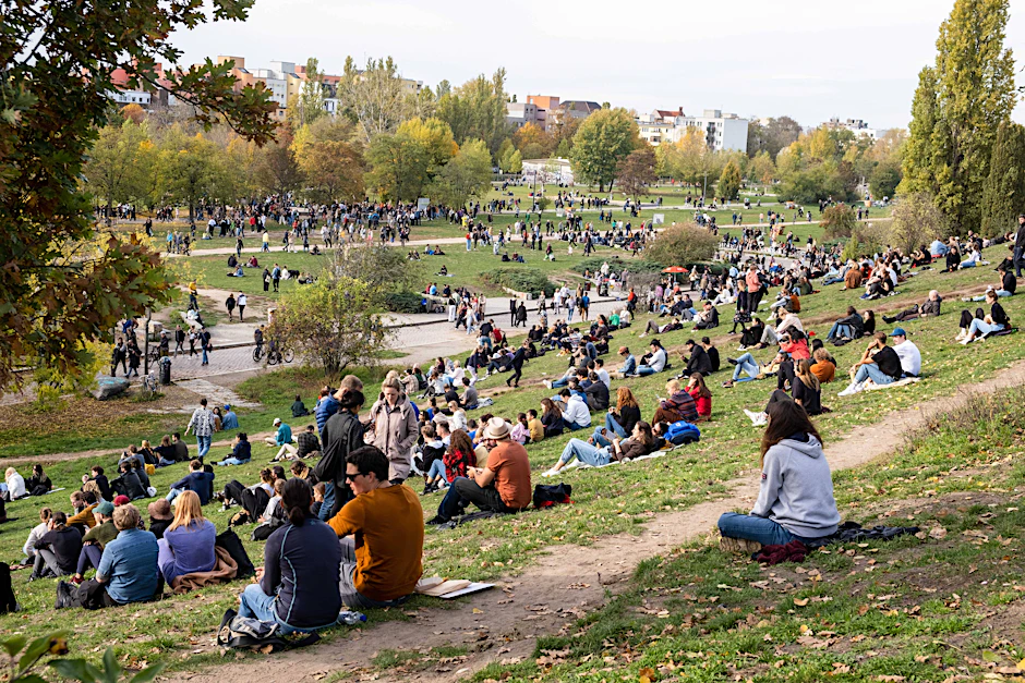 Berliner und Touristen genießen im Berliner Mauerpark die Herbstsonne. Der Deutsche Wetterdienst bestätigte nun Temperaturen von 30,1 Grad.&nbsp;