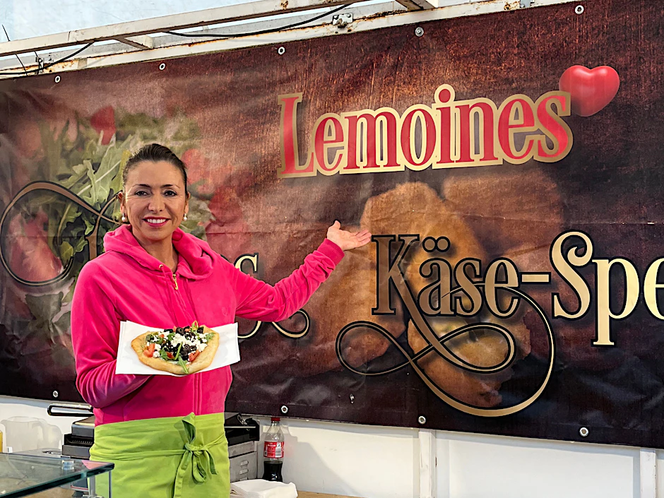 Jeanette Lemoines mit handgemachten ungarischen Langos an ihrem Stand auf dem Festivalmarkt, einem Höhepunkt der Berlin Food Week 2023.