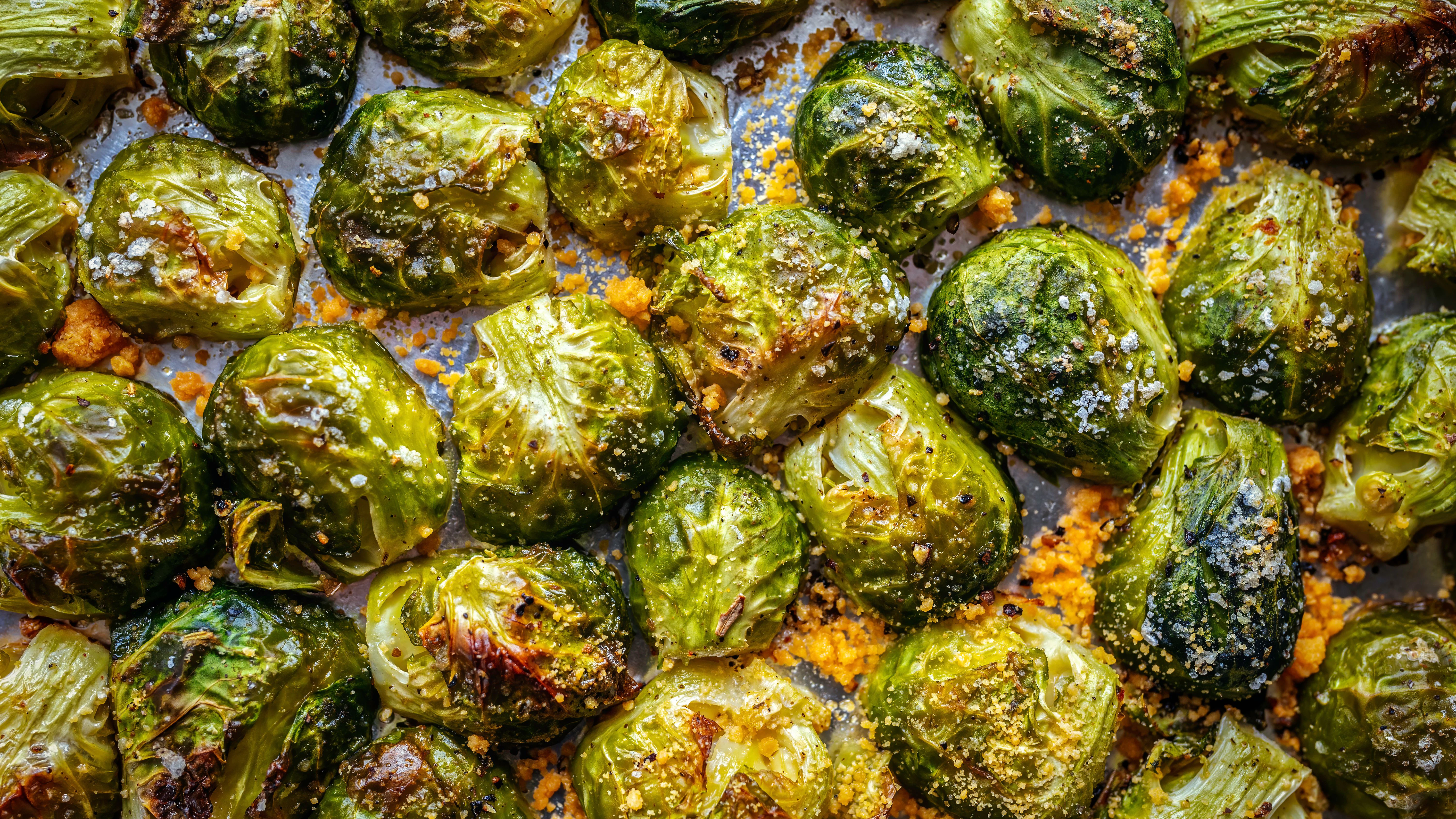 Das Rezept für Rosenkohl aus dem Ofen ist super-simpel und irre lecker.