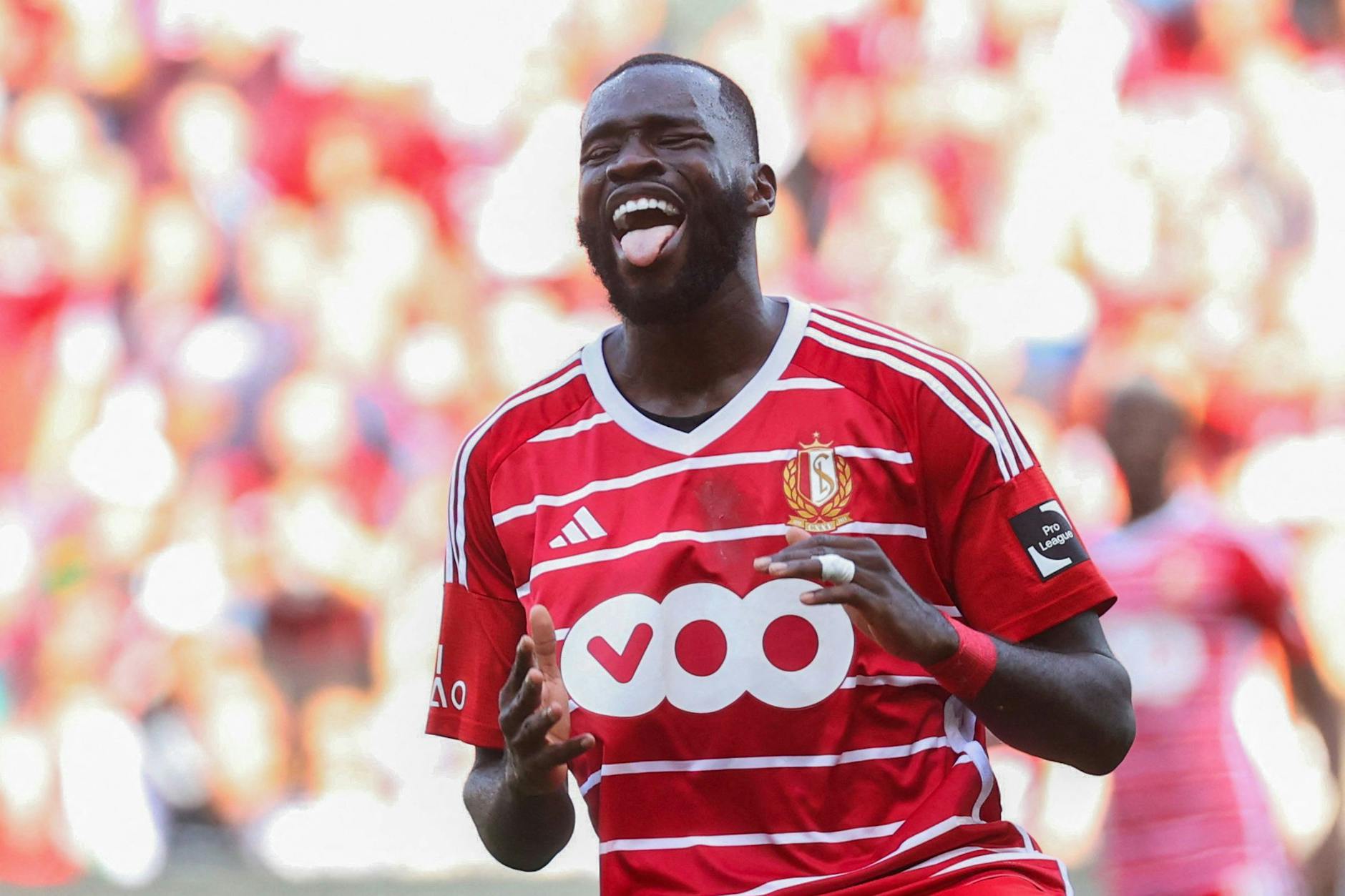 Stürmer Wilfried Kanga holt die Jubelzunge heraus. Bei Standard Lüttich trifft er plötzlich. 