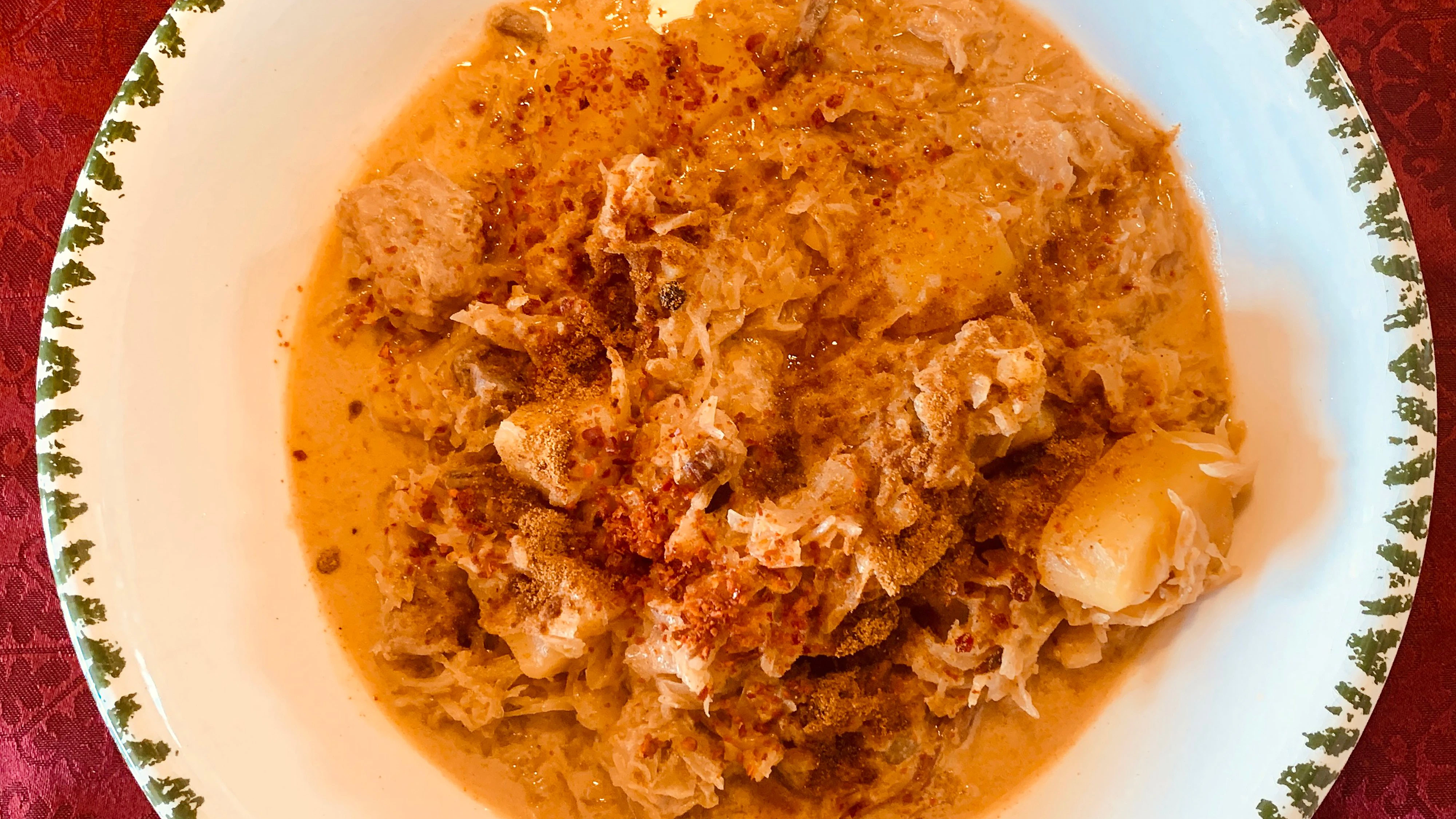 Szegediner Gulasch kann auch ohne Beilagen gegessen werden - das Gericht schmeckt auch ohne Knödel, Nudeln oder Kartoffeln nach diesem Rezept köstlich!