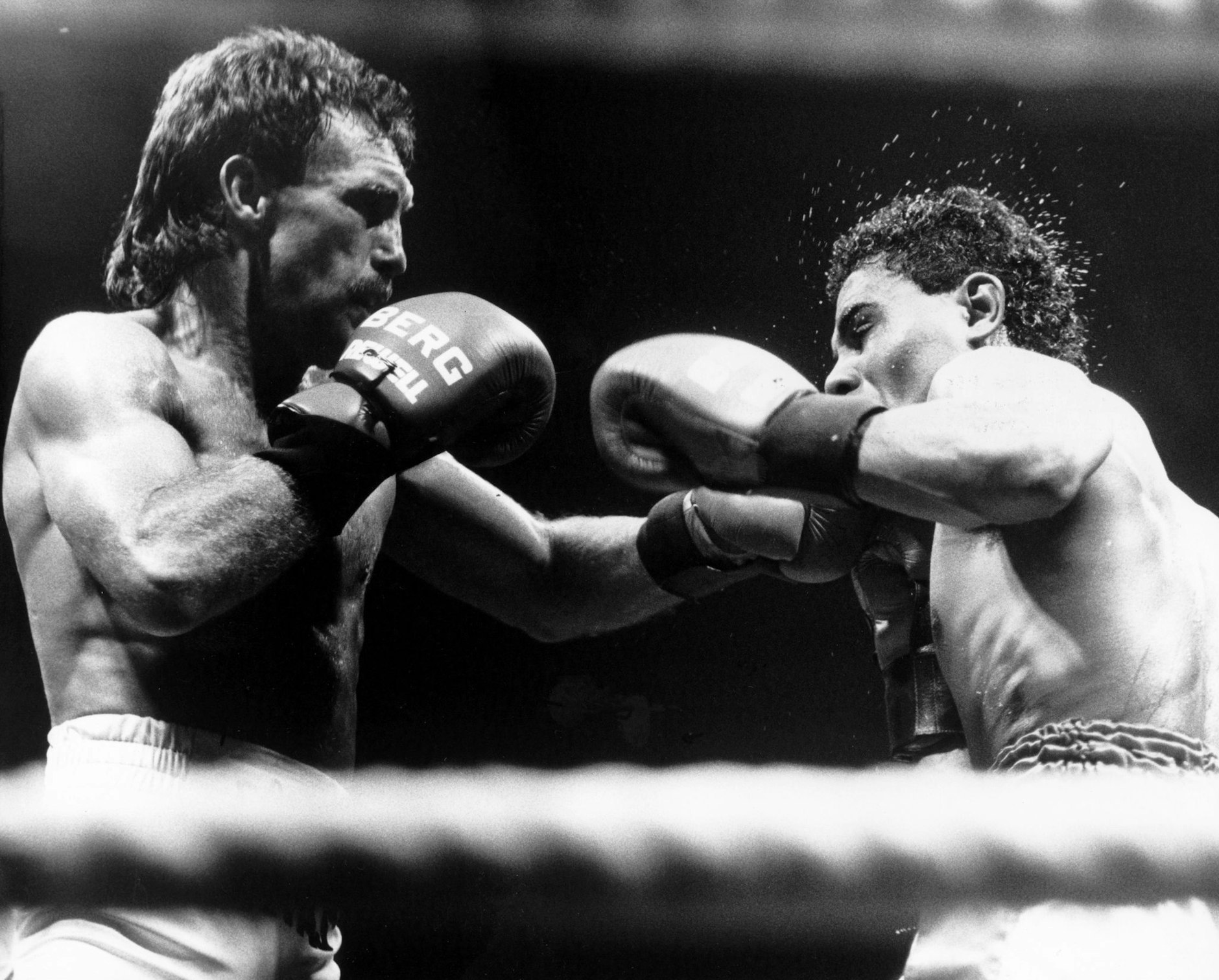 ARCHIV - René Weller (l) und sein französischer Gegner Jose Maillot.  