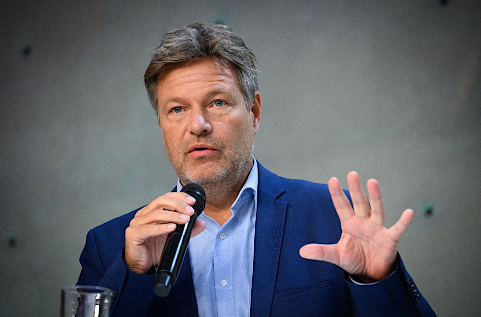 ARCHIV - Bundeswirtschaftsminister Robert Habeck will die Reserve-Kohlekraftwerke im Jahr 2024 vom Netz nehmen.  