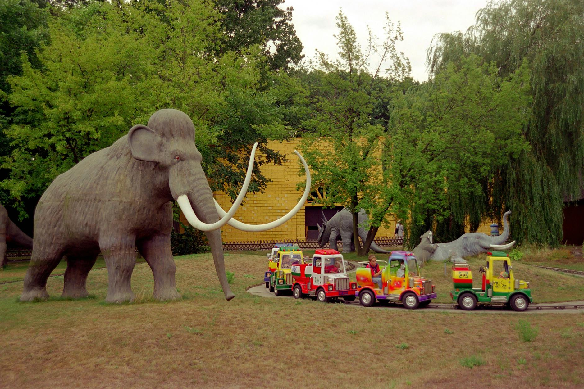 Rückblick ins Jahr 1999: Auf der Dinosaurierwiese gab es auch ein Mammut. All das wurde später mutwillig zerstört, nur wenig konnte gerettet werden.