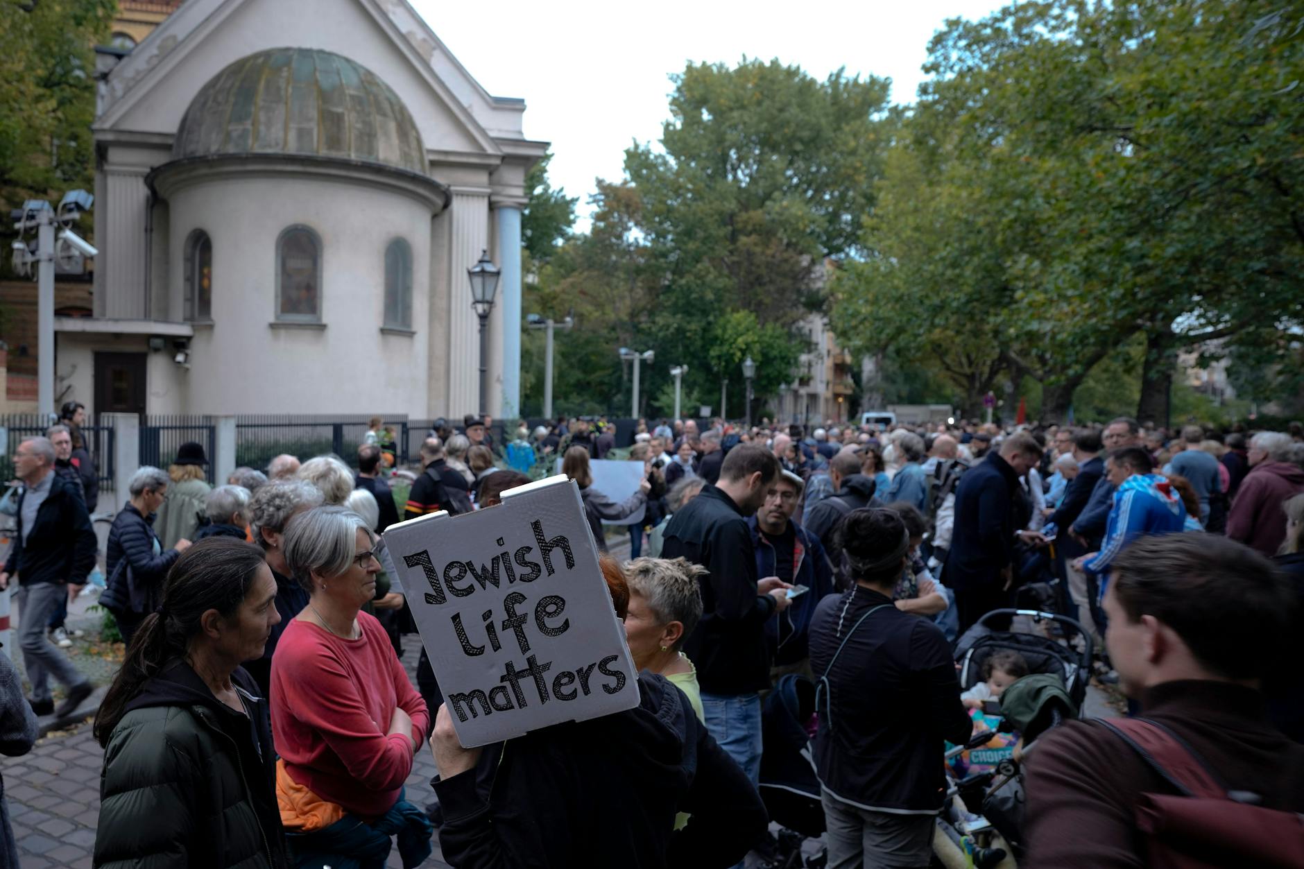 Mahnwache vor der Synagoge am Fraenkelufer in Berlin-Kreuzberg