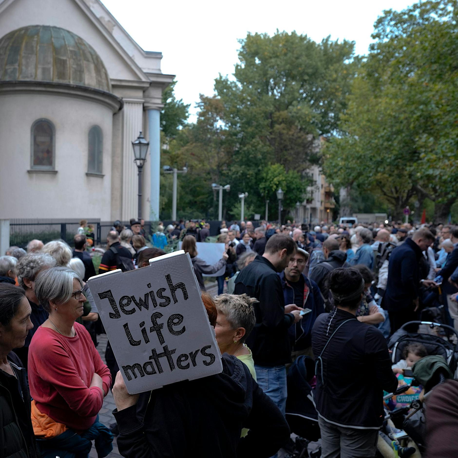 Israel-Gaza-Krieg – Mahnwache in Kreuzberg: 350 Berliner stellen sich vor Synagoge und schützen sie