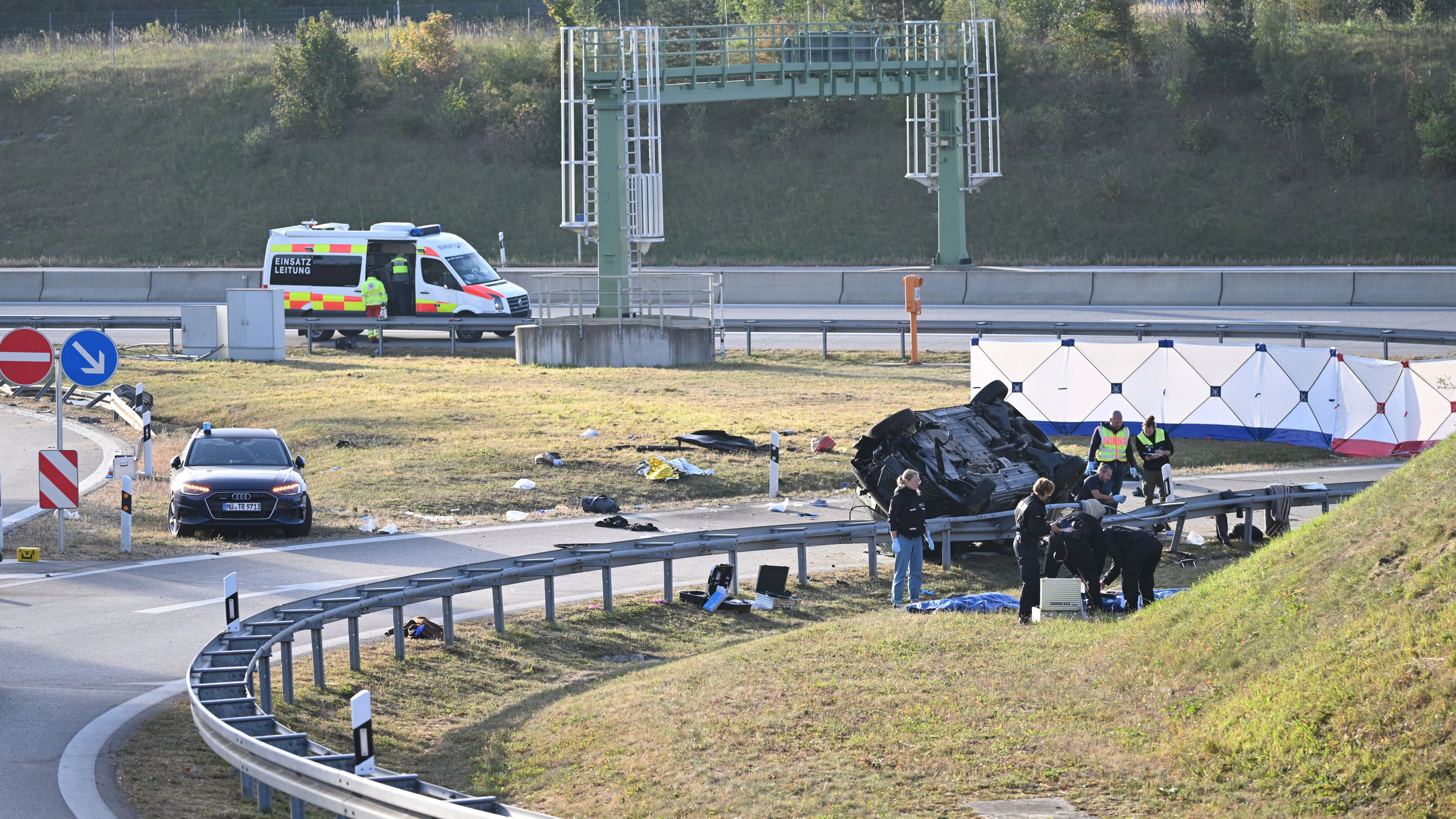 Der mit mehr als 20 Personen völlig überfüllte Transporter war beim Versuch, einer Polizeikontrolle davonzufahren, von der Straße abgekommen und hatte sich überschlagen.