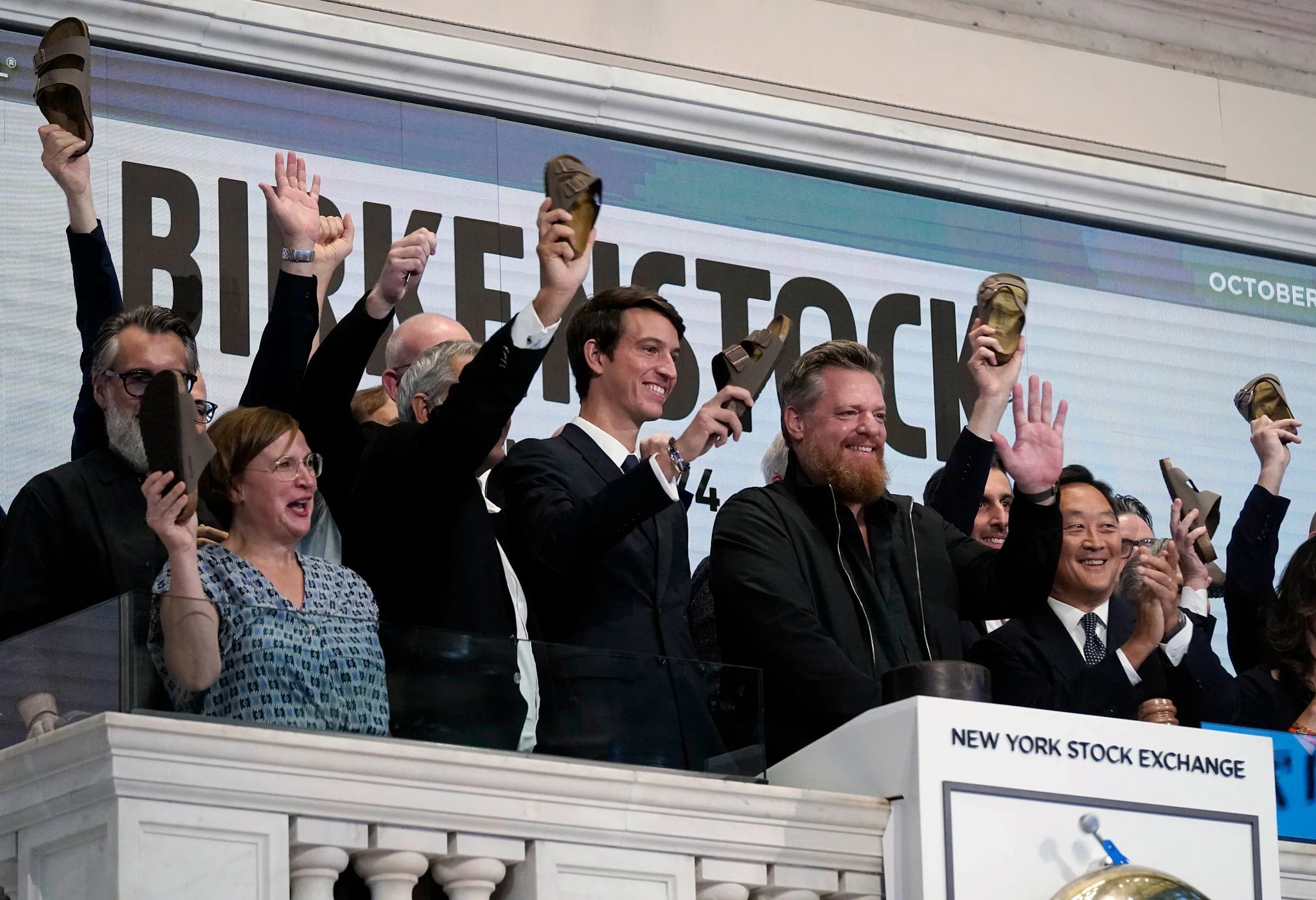Oliver Reichert (2.v.r), CEO von Birkenstock, winkt, als er die Eröffnungsglocke der New Yorker Börse läutet, kurz bevor sein Unternehmen offiziell an die Börse geht.  