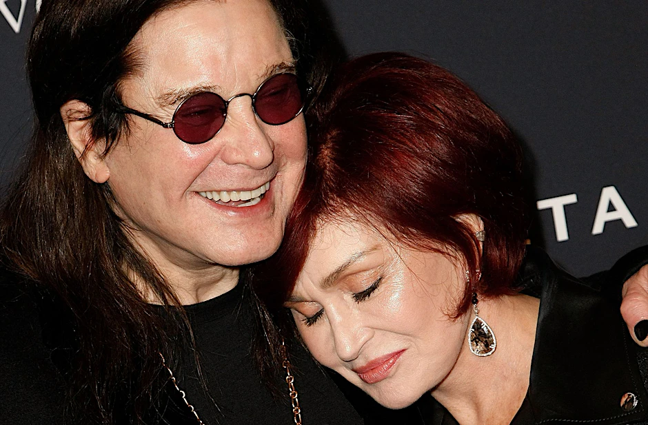 ARCHIV - Ozzy Osbourne und seine Frau Sharon Osbourne auf einer Aufnahme aus dem Jahr 2020.  