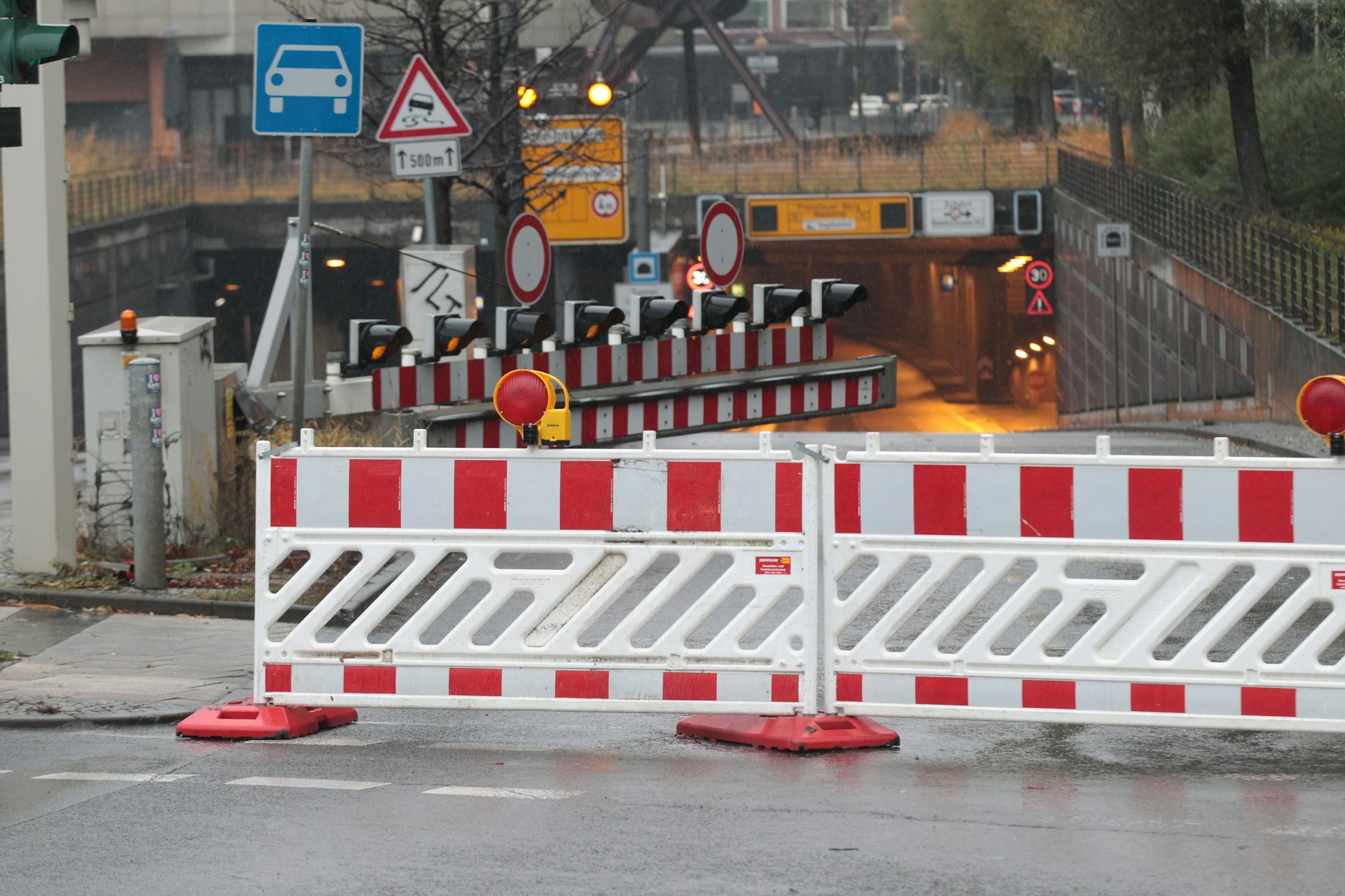 An der Invalidenstraße ist die Einfahrt in den Tiergartentunnel mal wieder gesperrt.
