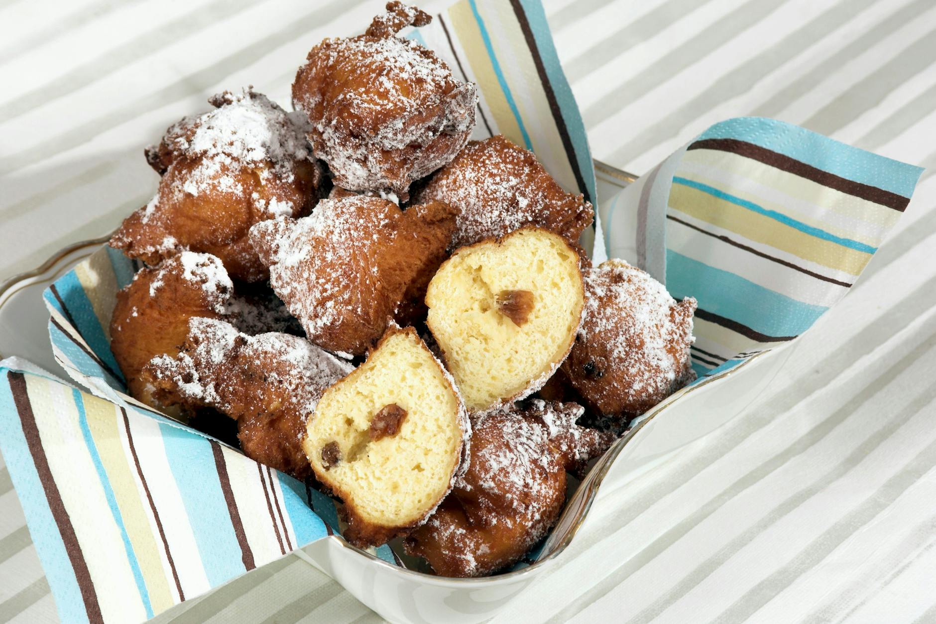 Nonnenfürzchen sind Schmalzgebäck-Bällchen mit Rosinen – das Rezept ist sehr einfach und schnell zu machen.