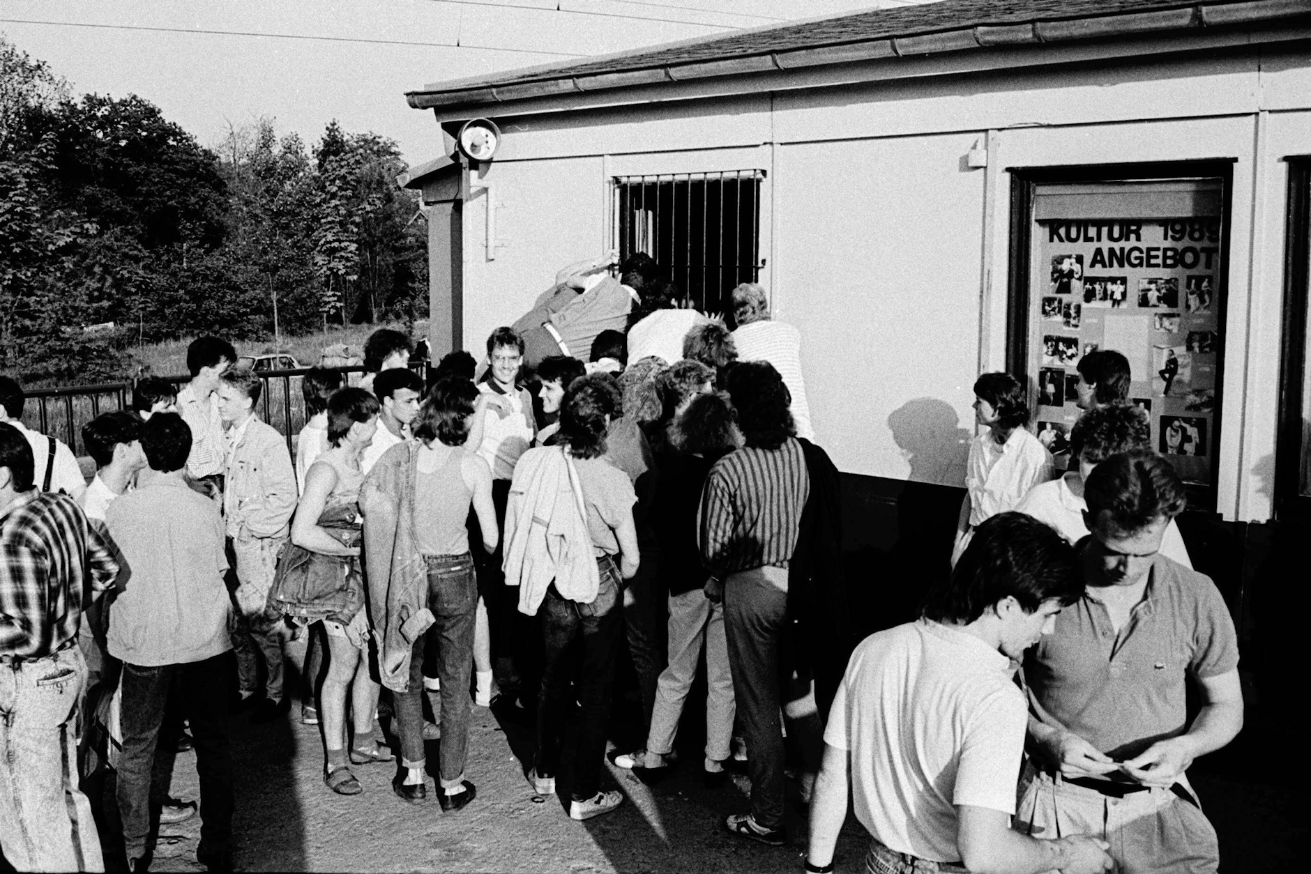 Jugendliche stehen im Jahr 1989 für Karten für eine Diskothek an. Gespielt wurde im Laufe des Abends bestimmt auch der Schmuse-Hit „Jugendliebe“ von Ute Freudenberg, der 1980 veröffentlicht wurde. 