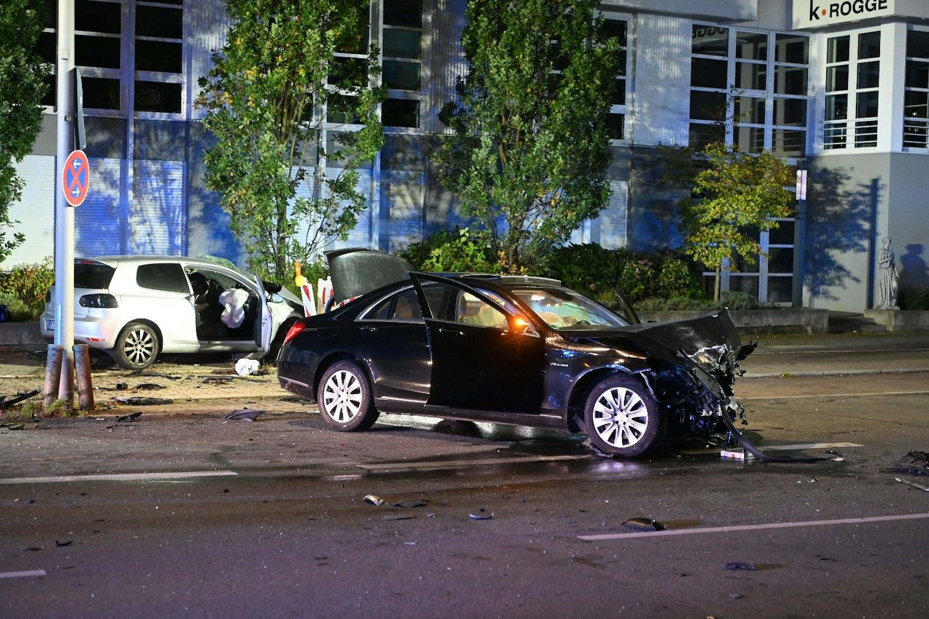 Der Mercedes-Fahrer soll in einer Kurve überholt haben und frontal in den Golf gerast sein. Der VW-Fahrer starb bei dem Crash.