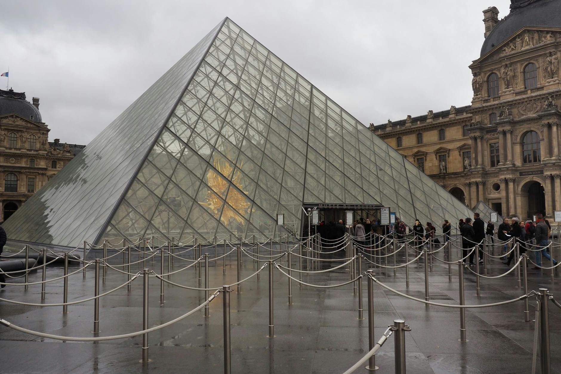 Der Louvre in Paris wurde wegen einer Bombendrohung am Samstag geräumt.
