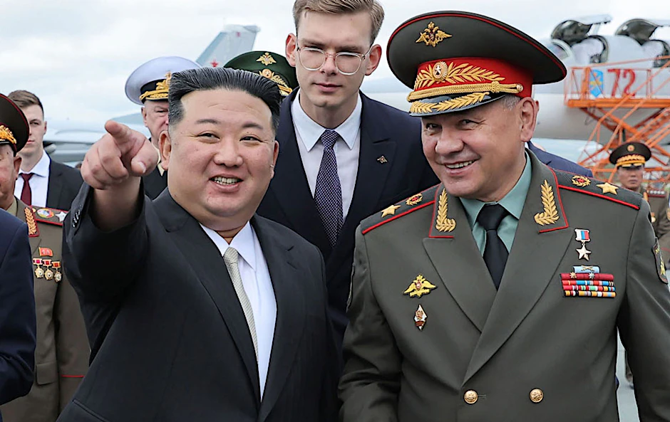 HANDOUT - Nordkoreas Machthaber Kim Jong Un (l.) bei einem Besuch im September neben dem russischen Verteidigungsminister Sergej Schoigu auf dem internationalen Flughafen von Wladiwostok.  