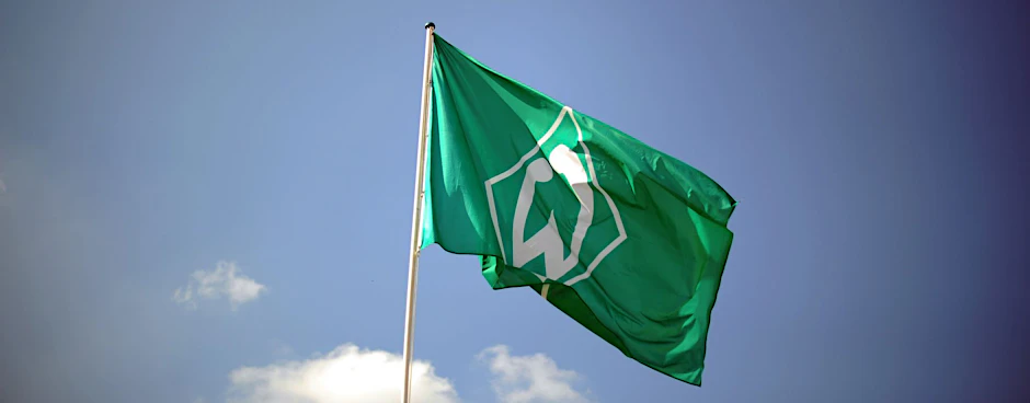 ARCHIV - Werder Bremen hat zu Hilfe für einen im Zuge der Terrorattacke in Israel vermissten Fan aufgerufen.  