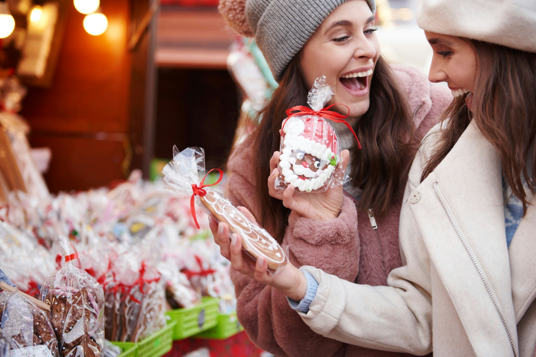 Lebkuchen können Sie in manchen Städten heute schon auf dem Weihnachtsmarkt kaufen.