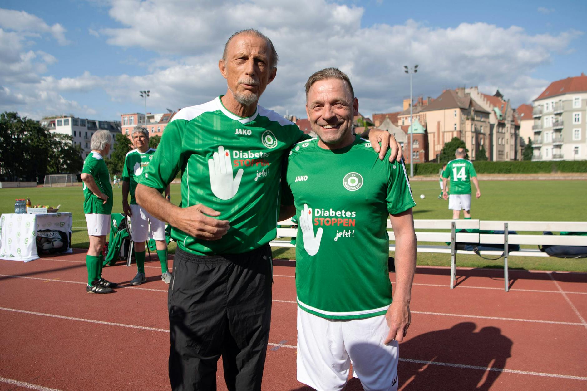 Die Haare wachsen bereits wieder: Christoph Daum und Thomas „Icke“ Häßler am 13. Juni 2023 in Berlin beim Spiel des FC Diabetologie gegen den FC Bundestag.
