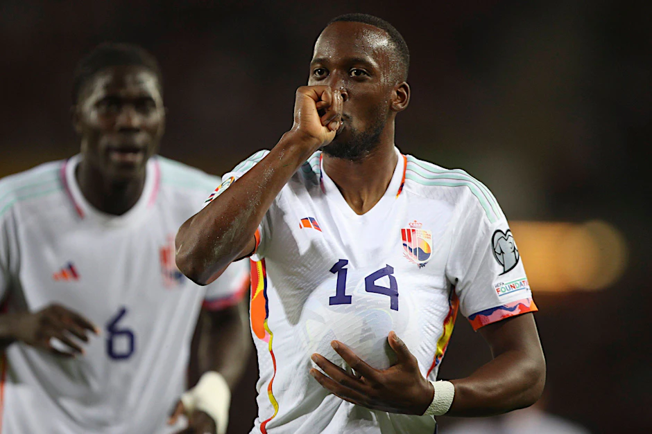 Ex-Herthaner Dodi Lukebakio mit Baby-Jubel. Für Belgien machte er gegen Österreich seine ersten zwei Länderspieltore.
