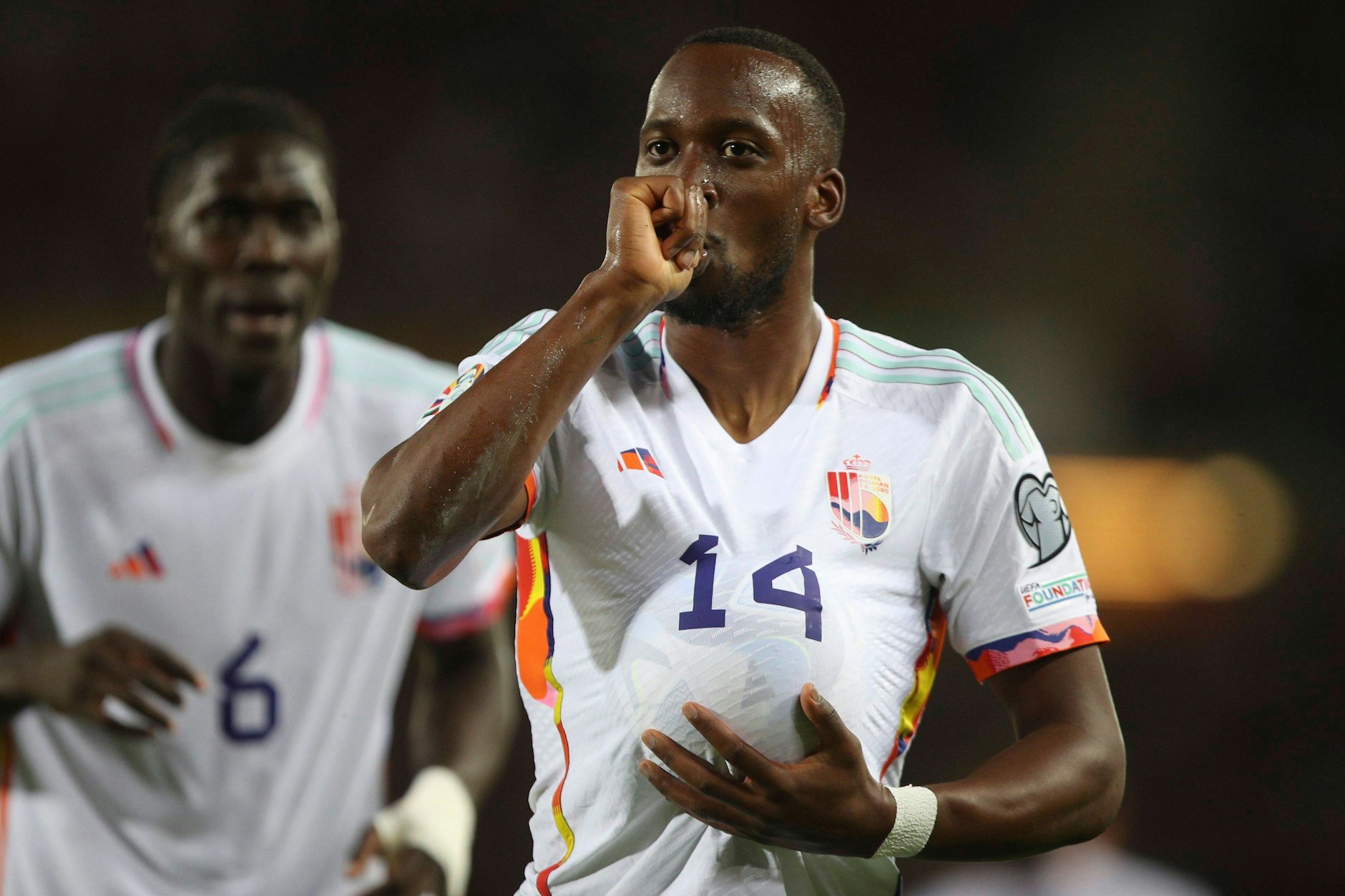 Ex-Herthaner Dodi Lukebakio mit Baby-Jubel. Für Belgien machte er gegen Österreich seine ersten zwei Länderspieltore.