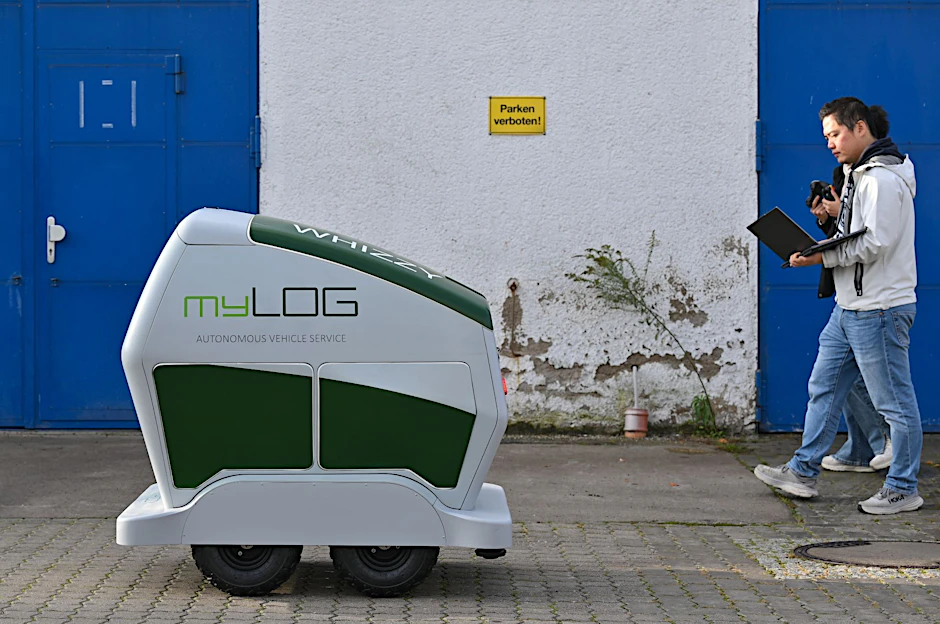 Der autonome Lieferroboter ist auf einer Testfahrt in einem Gewerbepark in Strausberg unterwegs.  
