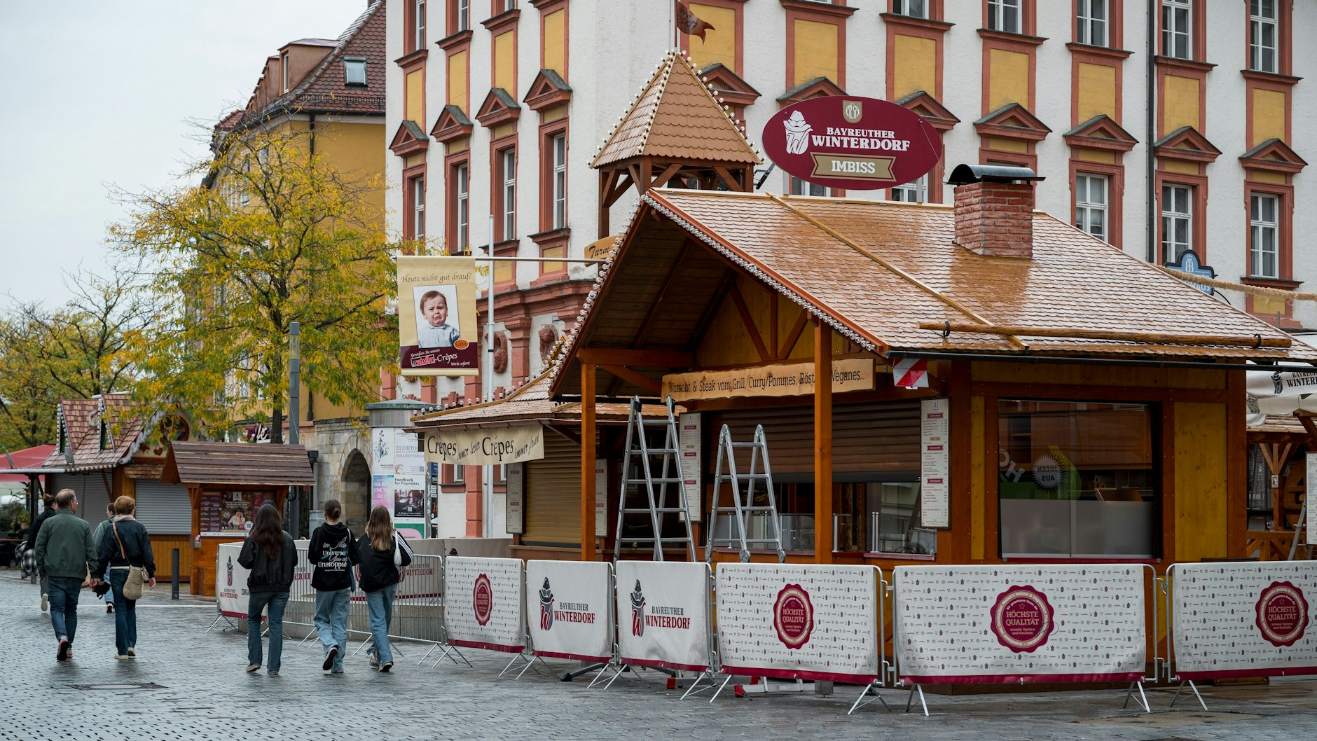 Die Buden des „Bayreuther Winterdorfs“ stehen bereits.