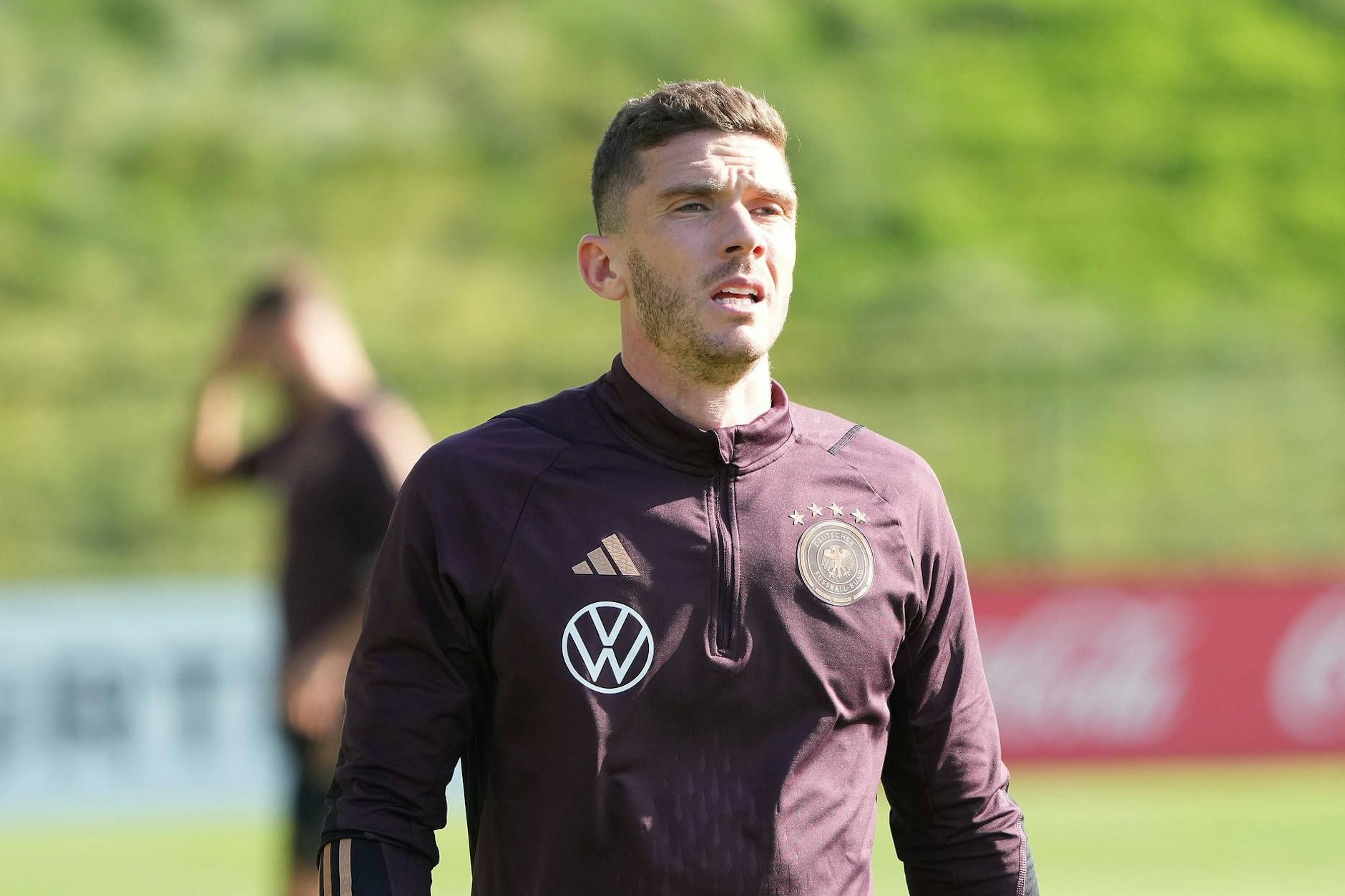 Nationalspieler Robin Gosens (29), Star des 1. FC Union, warnt vor dem Druck, der auf ihm und seinen Kollegen lastet. 