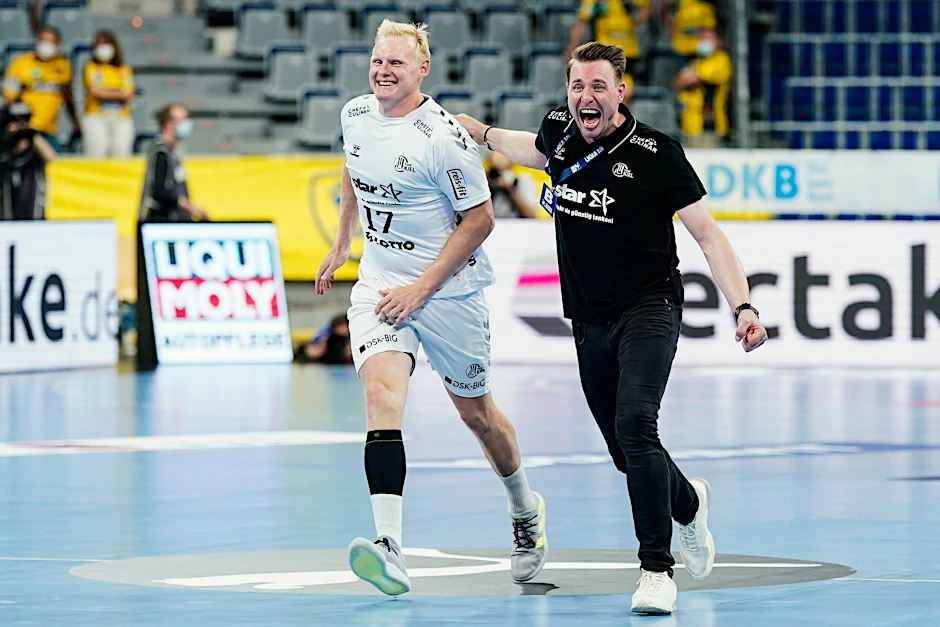 ARCHIV - Kiel-Kapitän Patrick Wiencek steht hinter Trainer Filip Jicha.  