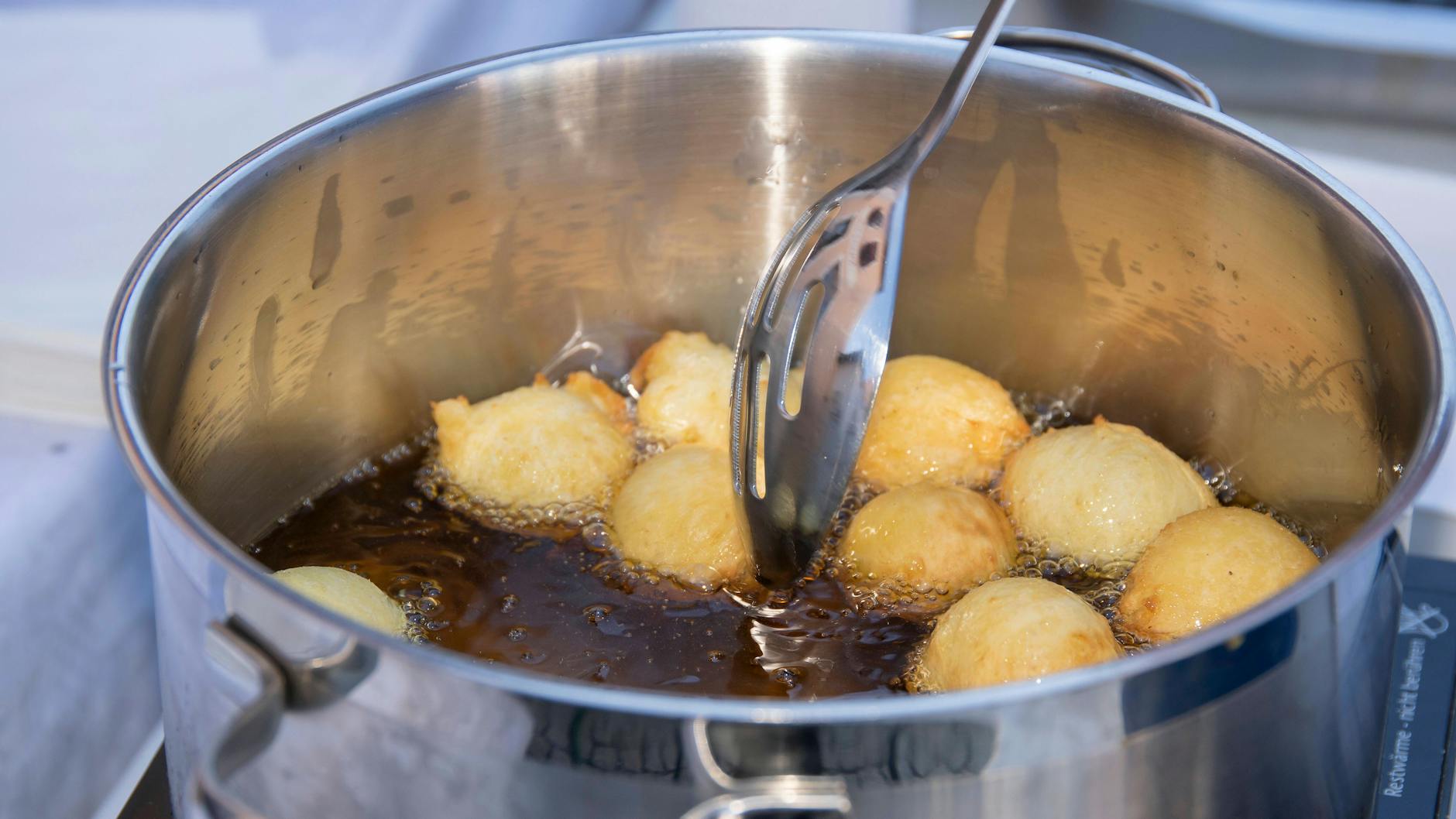 Schmalzgebäck wird in ausreichend Fett ausgebacken – auch beim Rezept für Nonnenfürzchen wird es so gemacht.