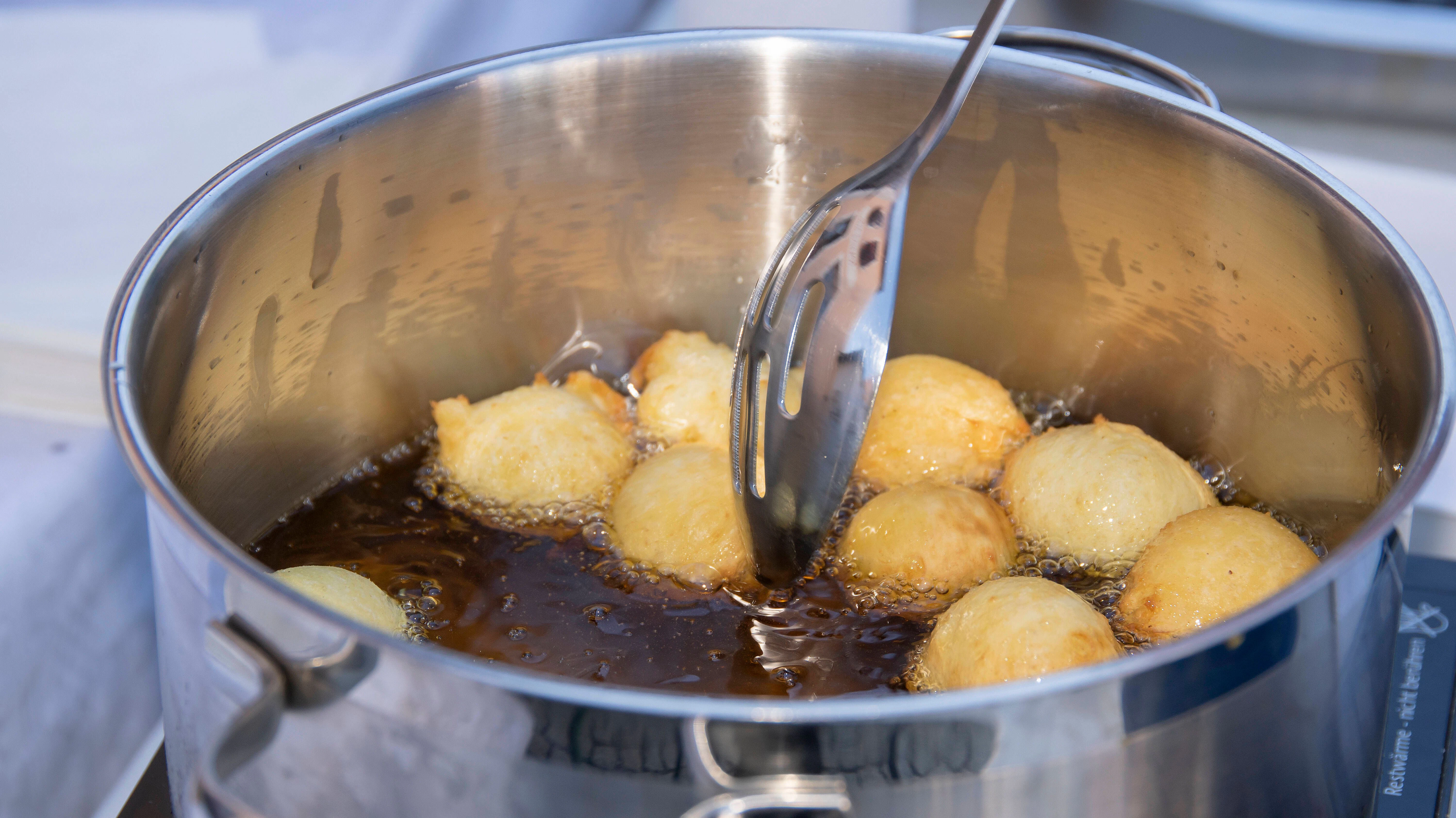 Schmalzgebäck wird in ausreichend Fett ausgebacken – auch beim Rezept für Nonnenfürzchen wird es so gemacht.