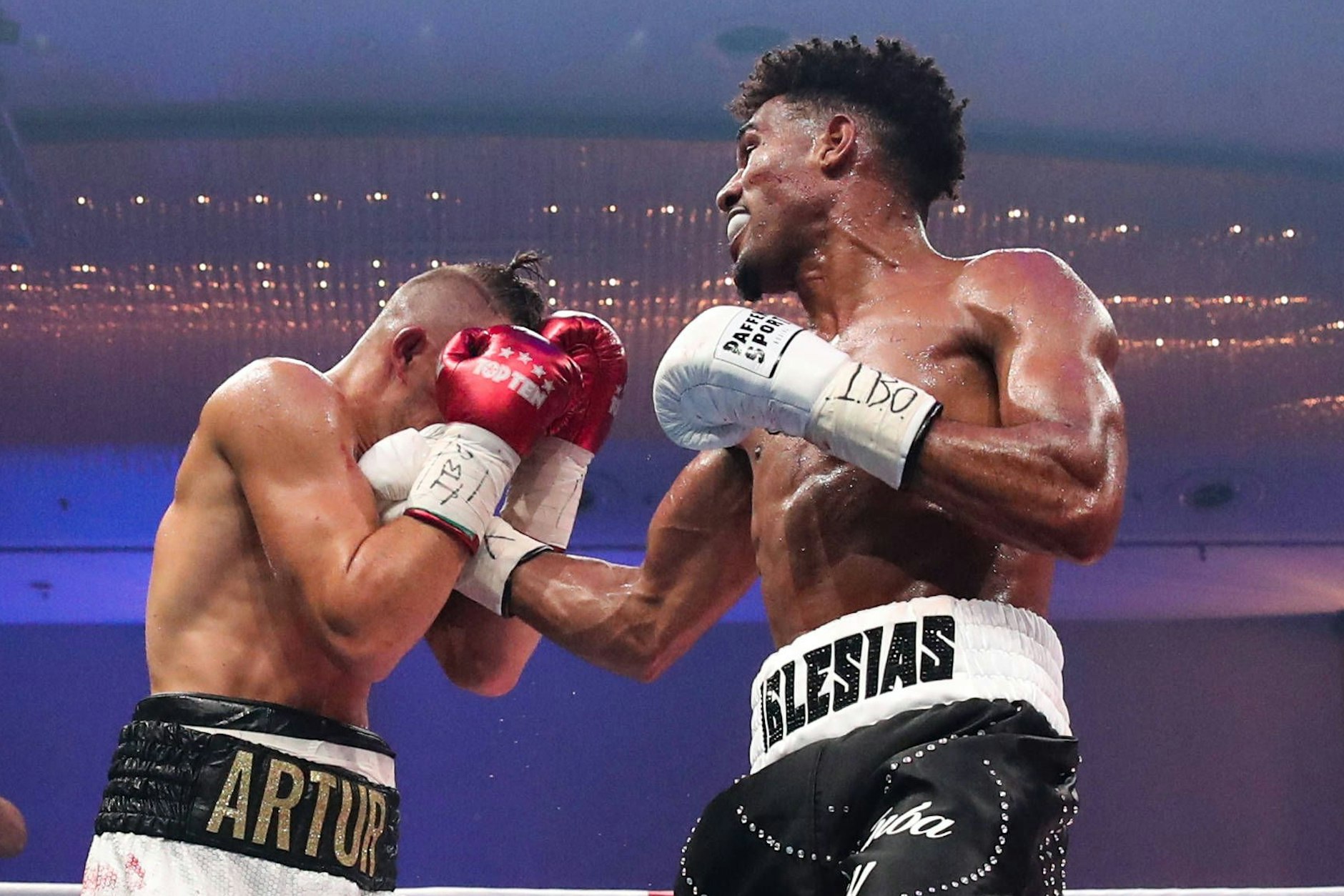 Rums! Wieder schlägt eine Rechte von Osleys Iglesias (r.) voll bei Artur Reis ein.