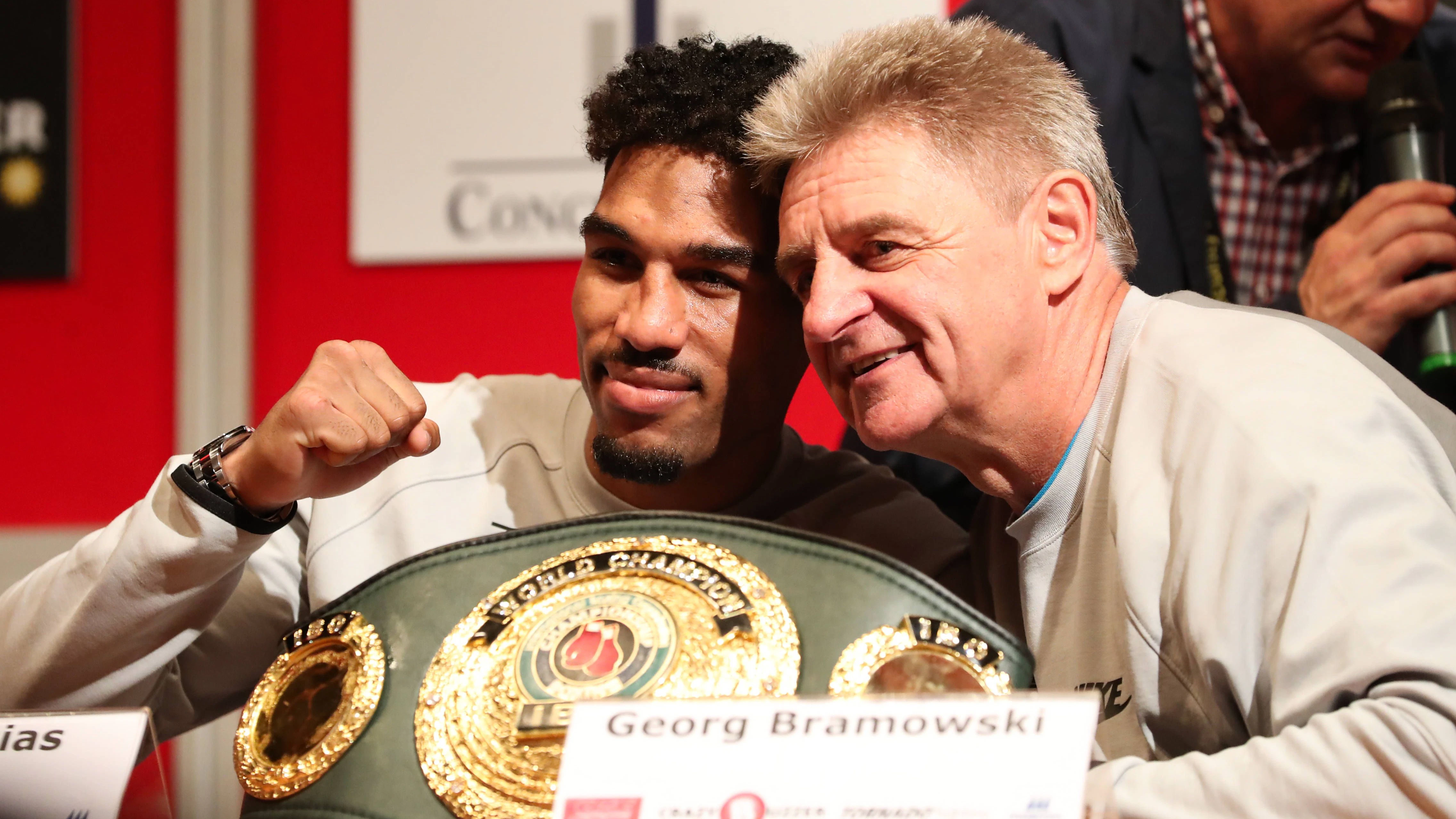 Osleys Iglesias und sein Trainer Georg Bramowski (r.) präsentieren auf der Pressekonferenz stolz den IBO-WM-Gürtel im Supermittelgewicht.