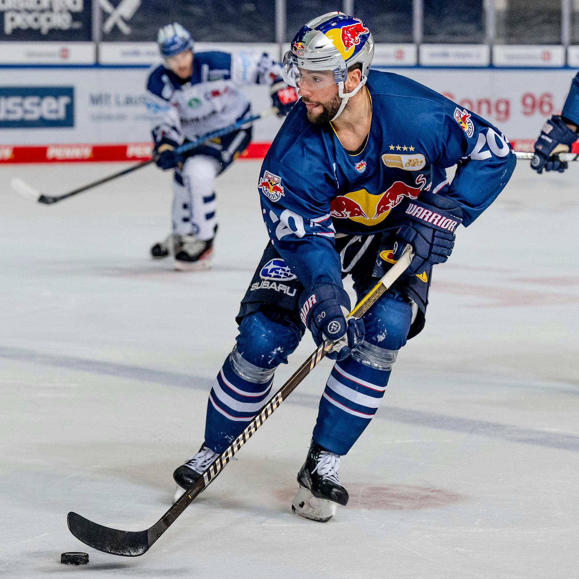 Andres Eder, großer Bruder von Eisbär Tobi Eder, schwingt für Red Bull München die Kelle.