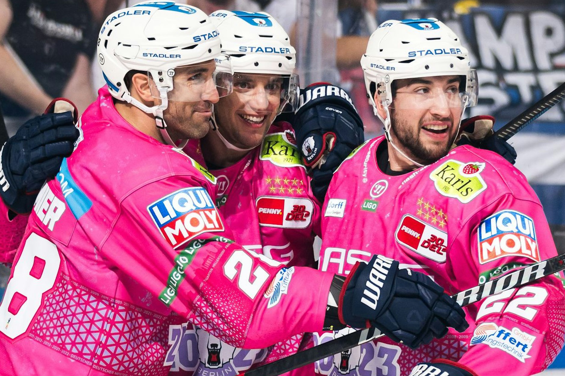 Eisbär Tobias Eder (r.) will sich auch gegen München zusammen mit Patrice Cormier (l.) und Freddie Tiffels freuen.