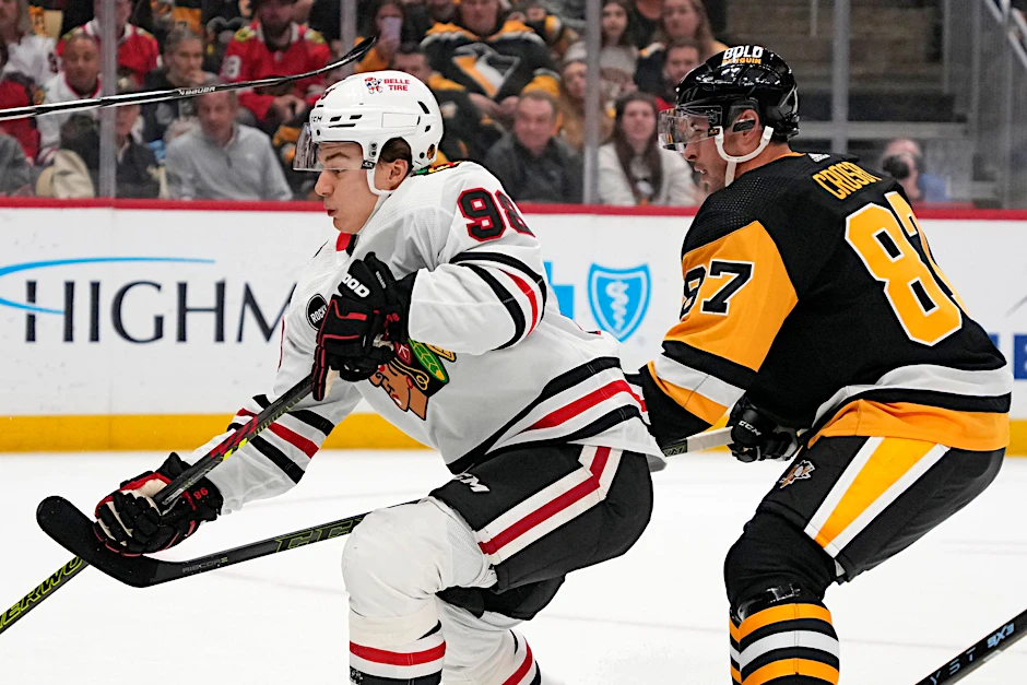 Die Chicago Blackhawks (weiße Trikots) setzten sich zum Liga-Start gegen die Pittsburgh Penguins durch.  
