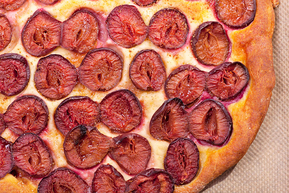 Bei diesem Pflaumenkuchen aus Rührteig sinken die Pflaumen leicht ein, der Kuchen nach diesem Rezept wird herrlich saftig und locker.