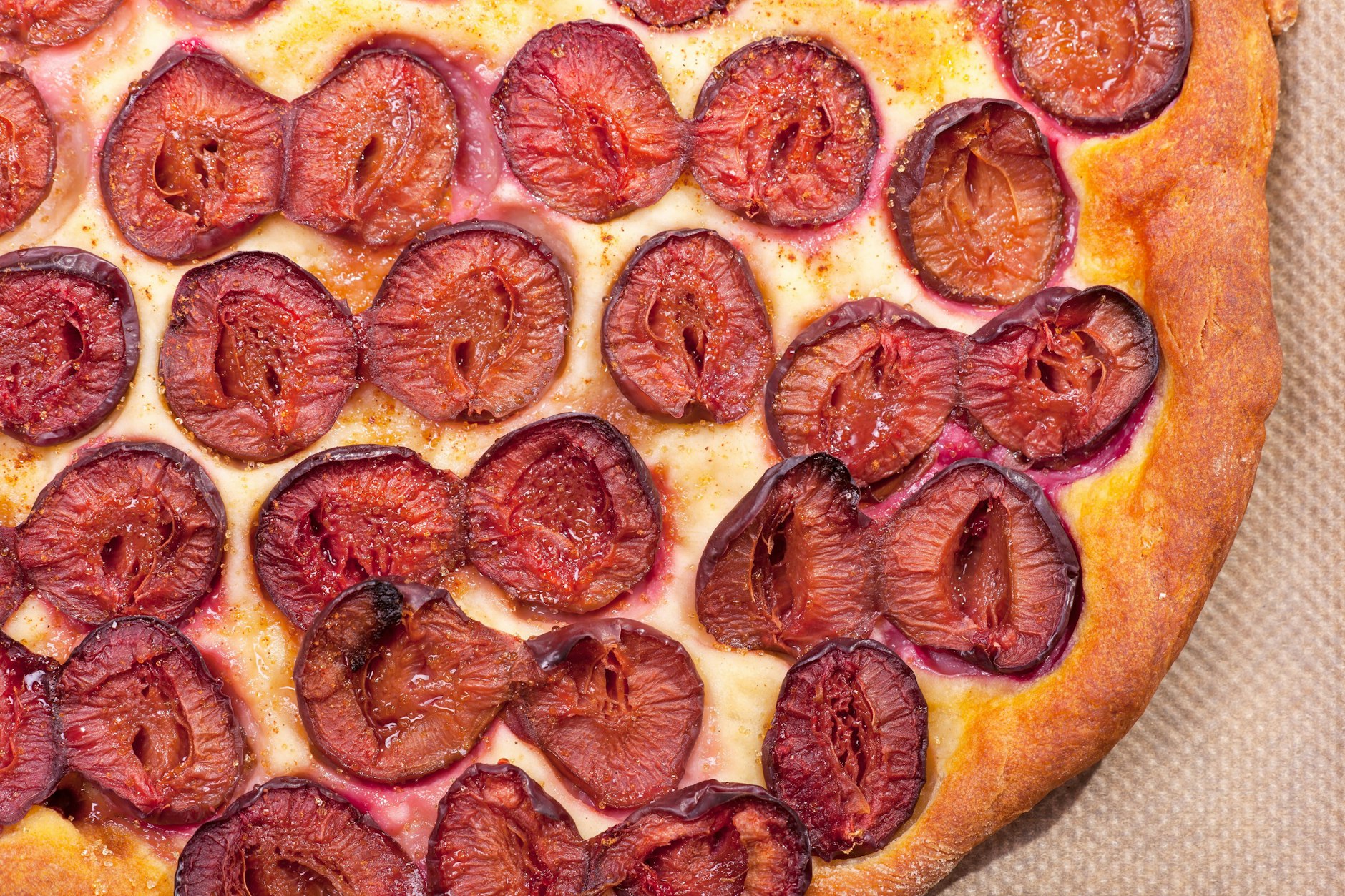 Bei diesem Pflaumenkuchen aus Rührteig sinken die Pflaumen leicht ein, der Kuchen nach diesem Rezept wird herrlich saftig und locker.