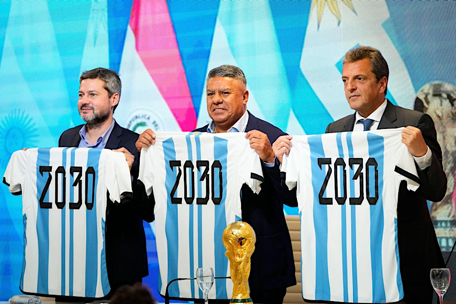 In Argentinien freuen sich die mächtigen Männer des argentinischen Fußballs über die Vergabe der WM 2030.  