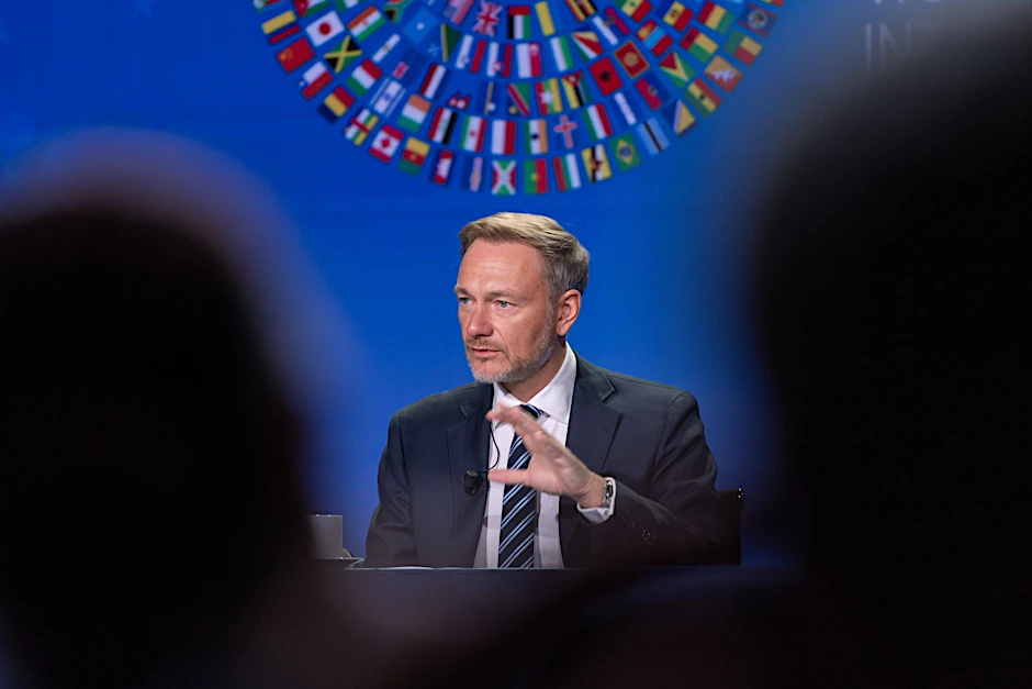 Christian Lindner (FDP), Bundesminister der Finanzen, spricht bei einer Pressekonferenz bei der Jahrestagung des Internationalen Währungsfonds und der Weltbank in Marrakesch.  