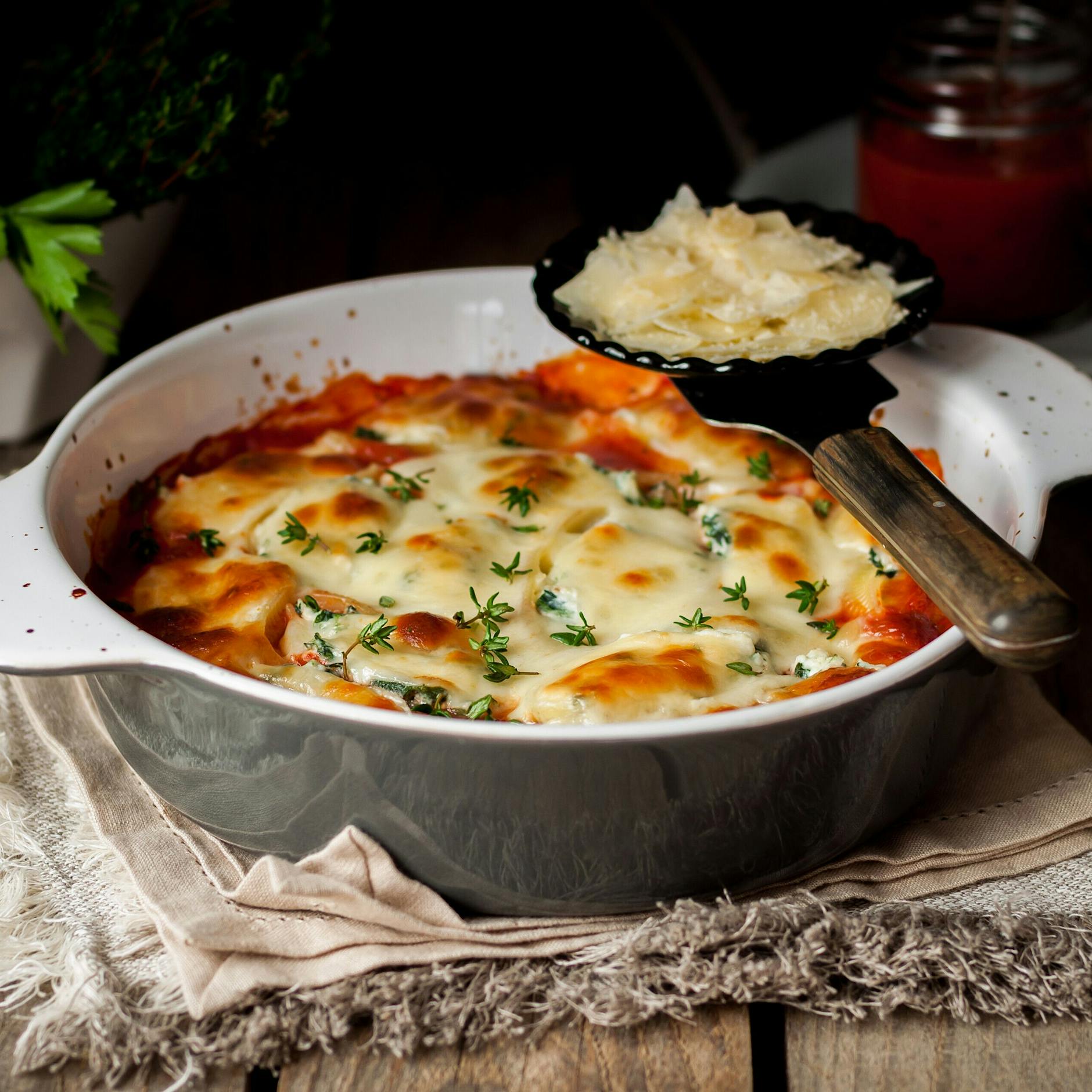 Rezept für Rosenkohl mit Käse und Bacon aus dem Ofen: Lecker mit vier Zutaten!