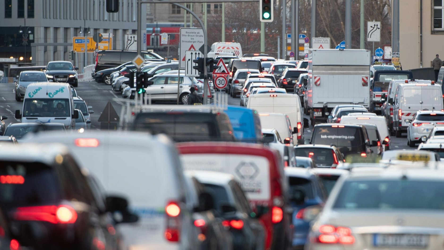 Am Montag beginnen die Arbeiten an mehreren neuen Baustellen - Autofahrer müssen wegen Staus mehr Zeit einplanen.