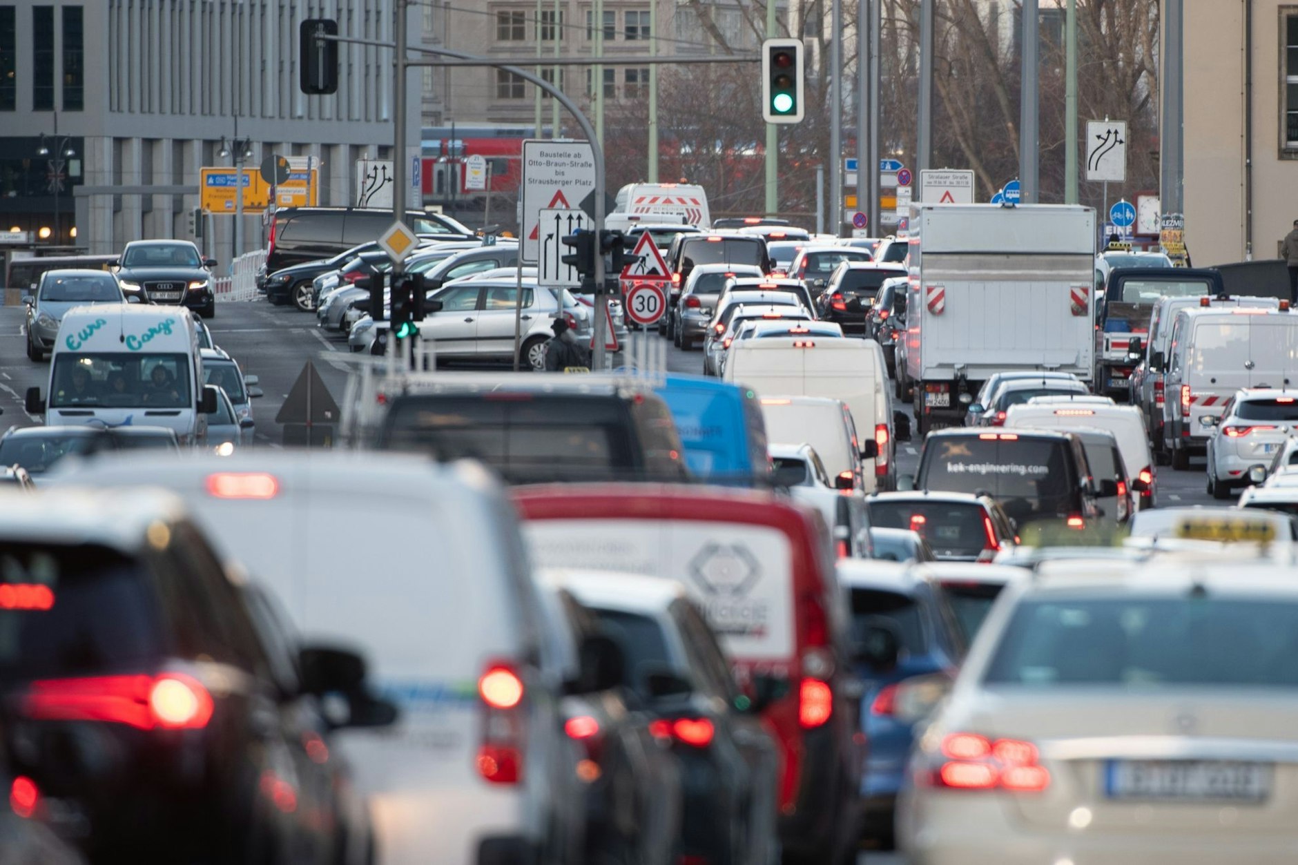 Am Sonntag müssen aufgrund einer Laufveranstaltung wieder einige Straßen in Berlin abgeriegelt werden (Symbolfoto).