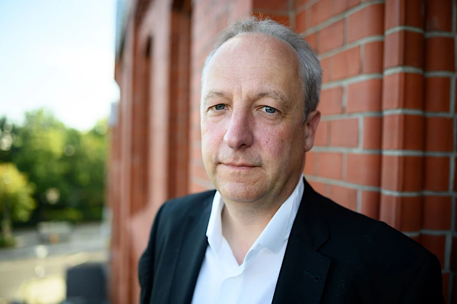 PRODUKTION - Bischof Christian Stäblein steht auf einem Balkon seinem Büro in Berlin-Friedrichshain.  