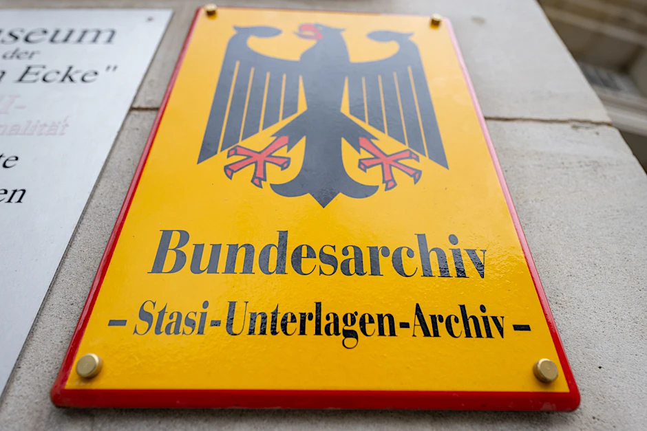 ARCHIV - Jährlich werden immer noch rund 30.000 Anträge auf Einsicht in Stasi-Akten gestellt.  