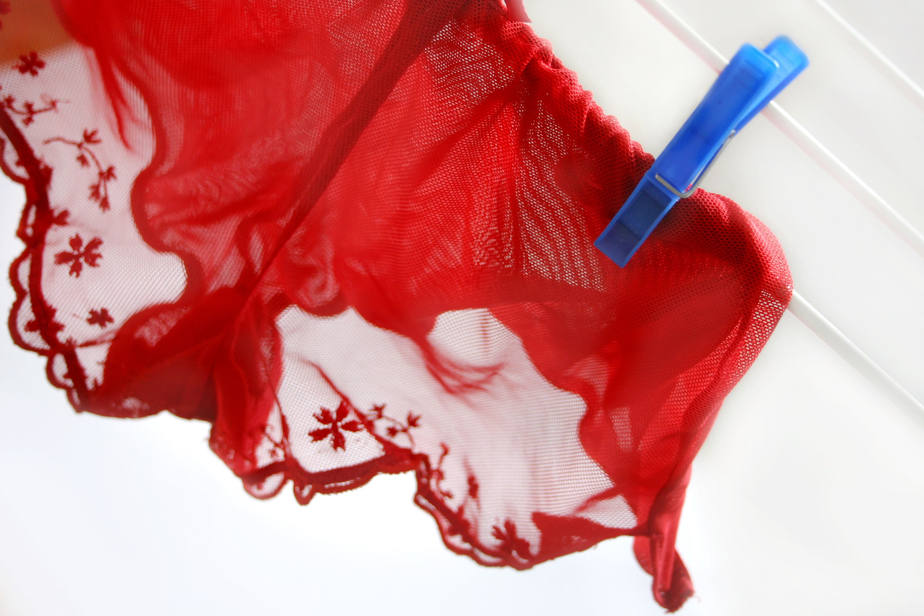 Unfassbar! Frau will Trocknen von Unterwäsche auf dem Balkon verbieten