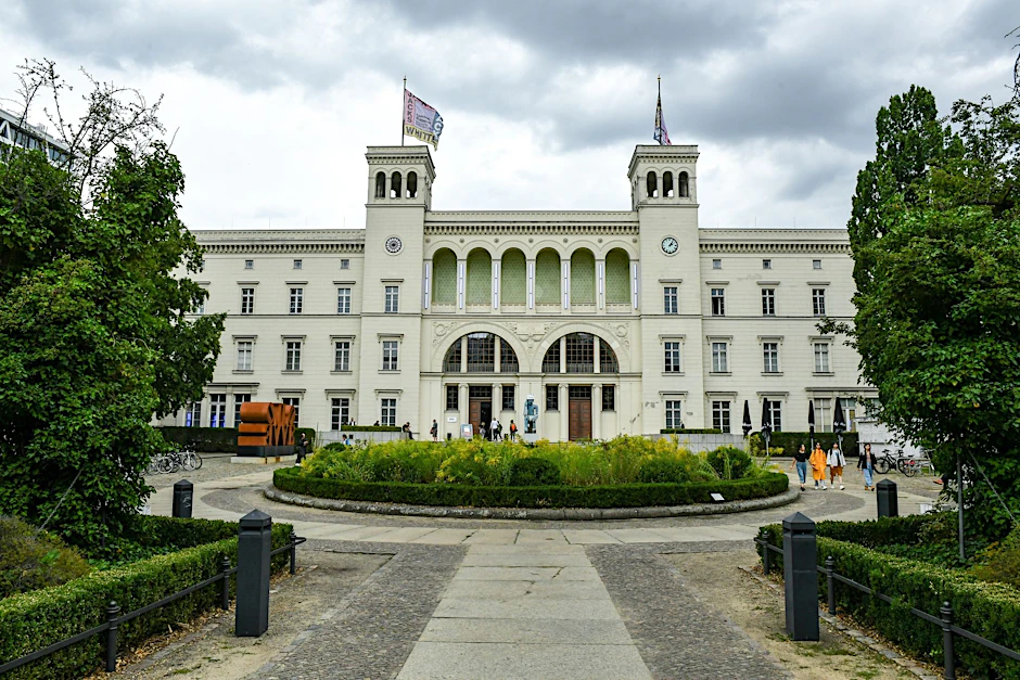 ARCHIV - Blick auf den Hamburger Bahnhof in der Invalidenstraße.  